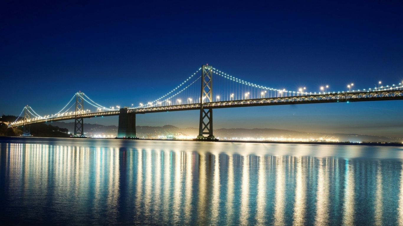 Puente Sobre el Agua Bajo un Cielo Azul Durante el Día. Wallpaper in 1366x768 Resolution