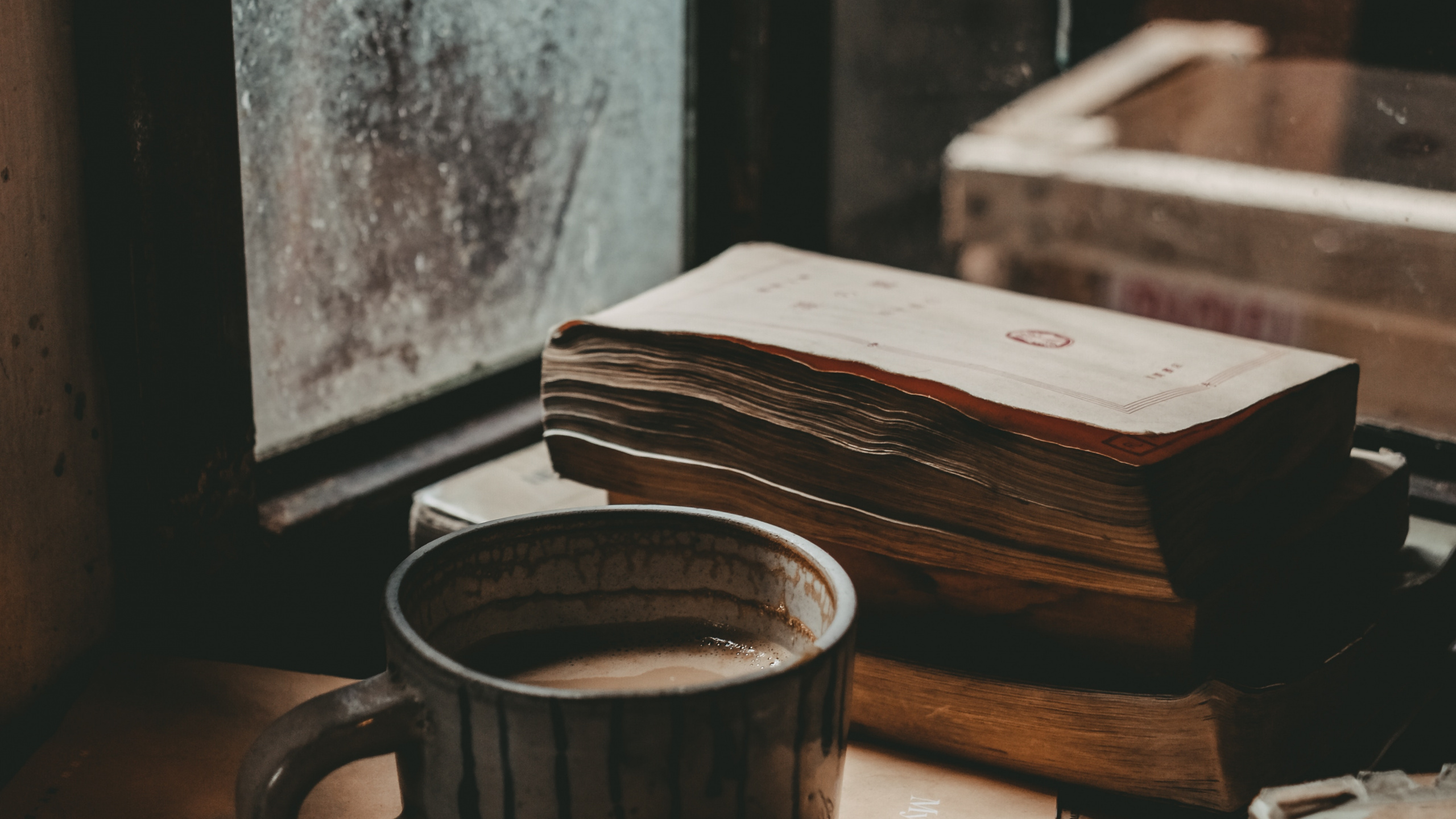 Braune Holzkiste Neben Brauner Holzkiste. Wallpaper in 2560x1440 Resolution