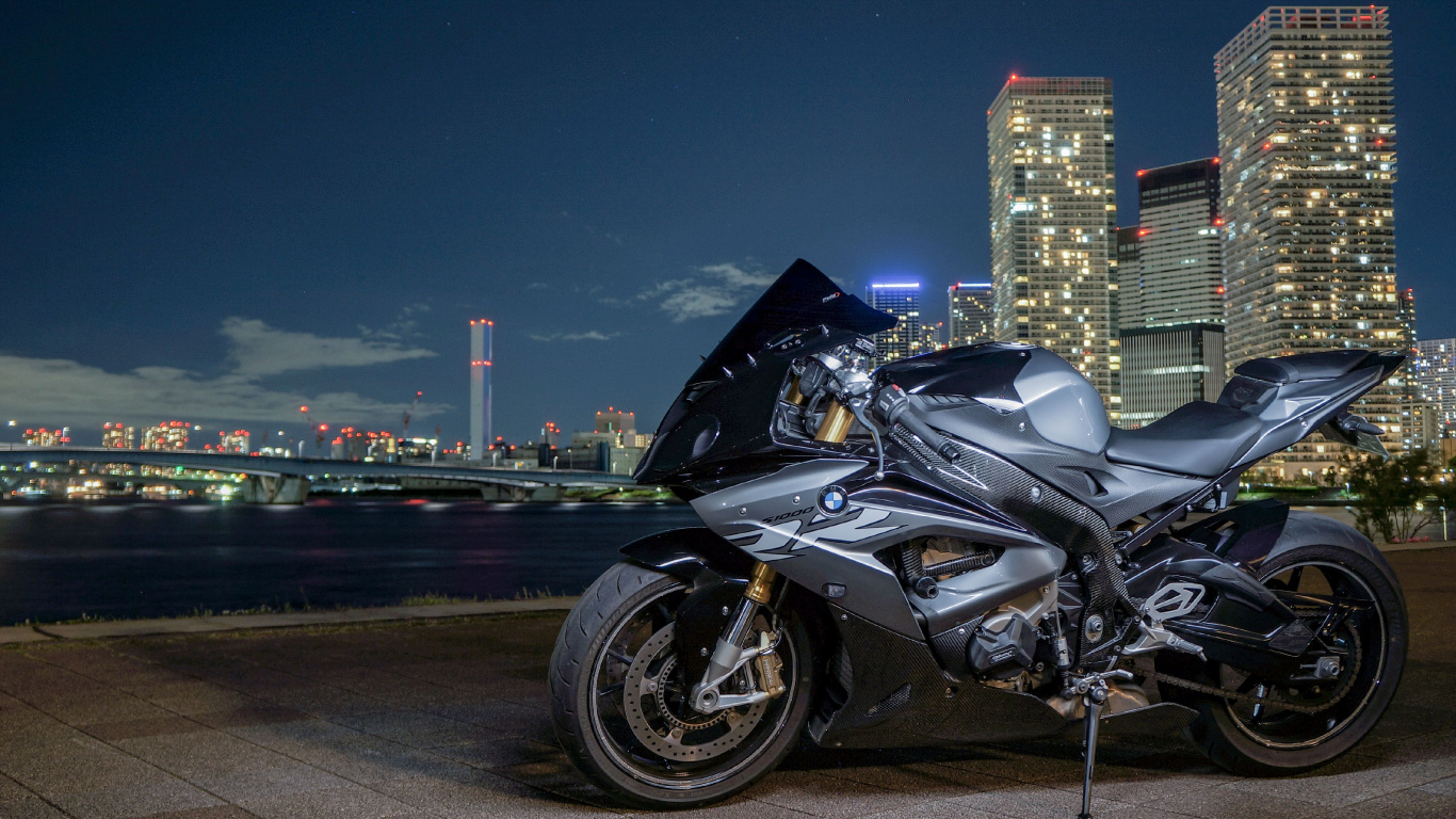 Vélo de Sport Noir Sur Route Pendant la Nuit. Wallpaper in 1366x768 Resolution