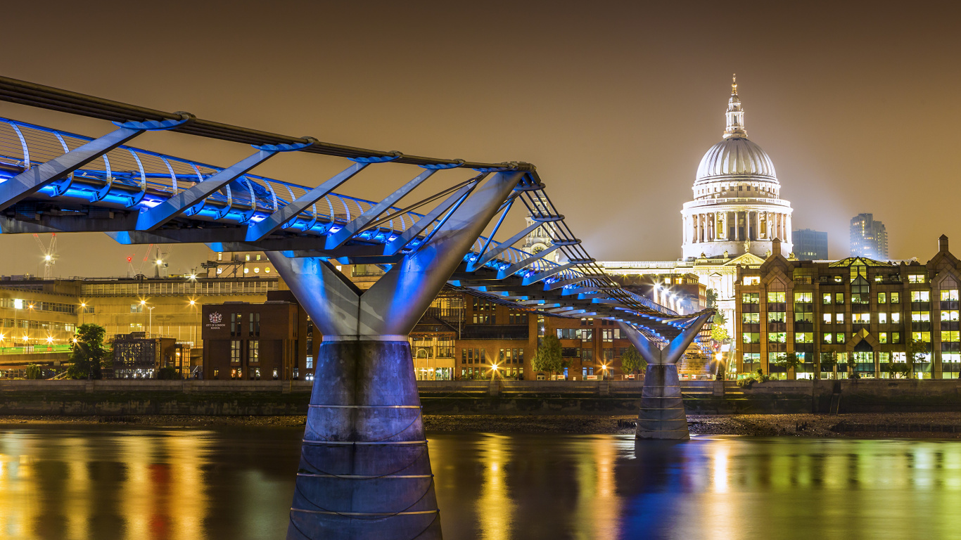 Brücke Über Den Fluss Während Der Nacht. Wallpaper in 1366x768 Resolution