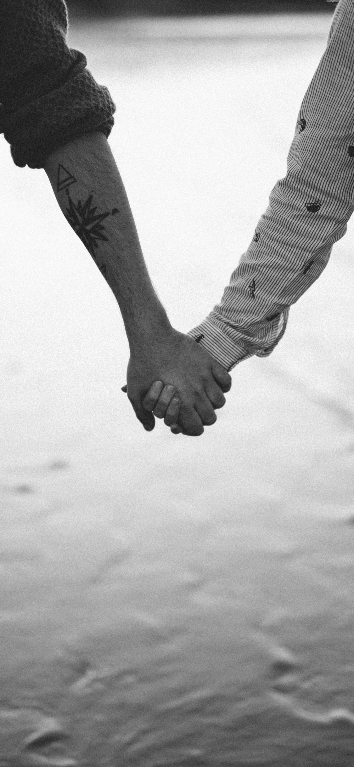 Pareja, Tomados de la Mano, Blanco, Personas, Negro. Wallpaper in 1125x2436 Resolution