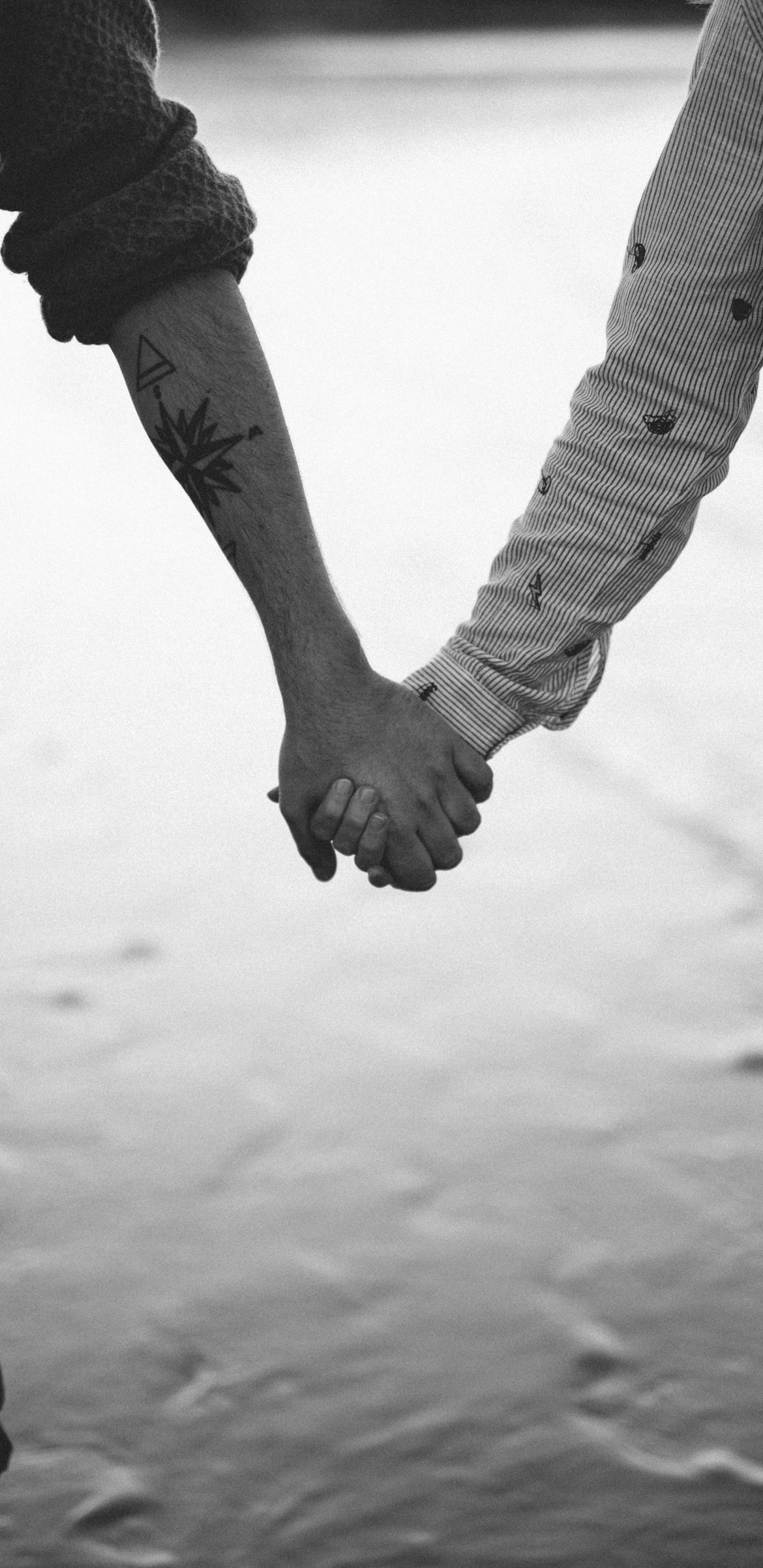 Pareja, Tomados de la Mano, Blanco, Personas, Negro. Wallpaper in 1440x2960 Resolution