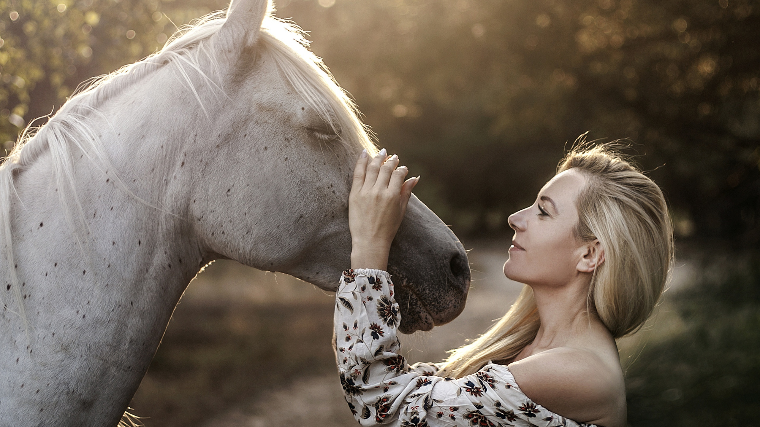 Femme en Chemise Fleurie Noire et Blanche à Côté D'un Cheval Blanc Pendant la Journée. Wallpaper in 2560x1440 Resolution