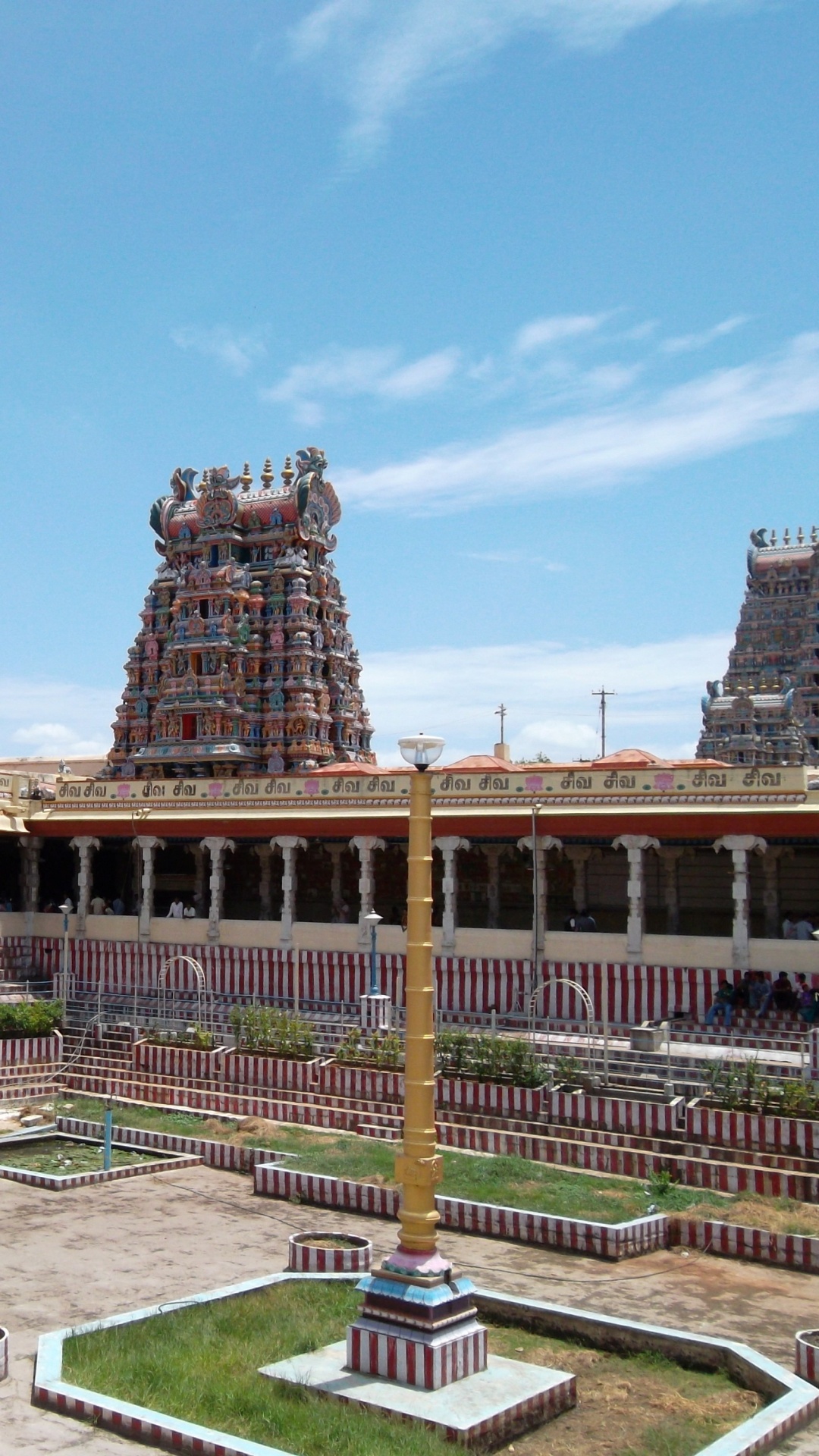 Bâtiment en Béton Brun Sous Ciel Bleu Pendant la Journée. Wallpaper in 1080x1920 Resolution
