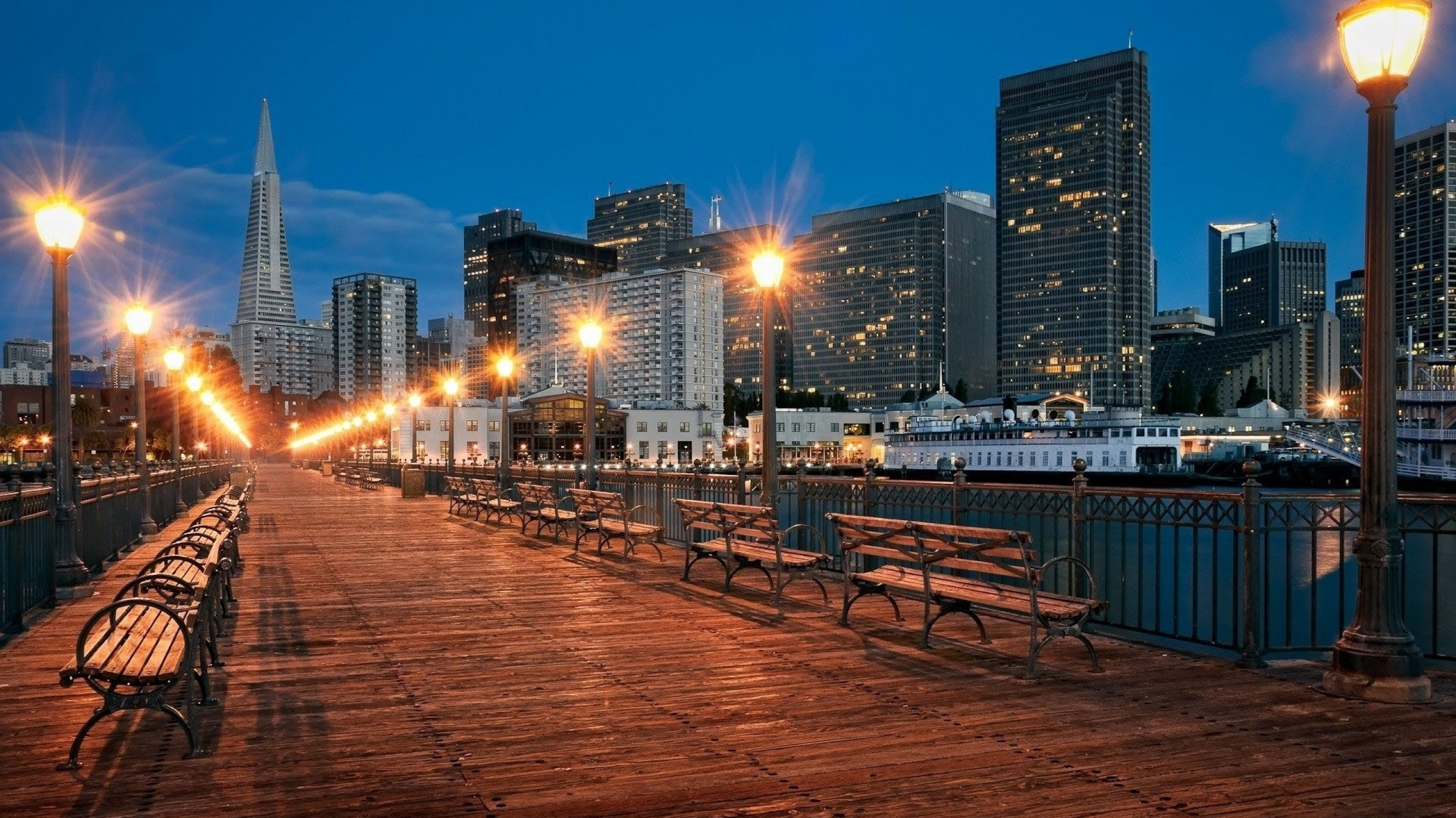 Chaises et Tables en Bois Marron Sur un Quai en Bois Marron Pendant la Nuit. Wallpaper in 2560x1440 Resolution