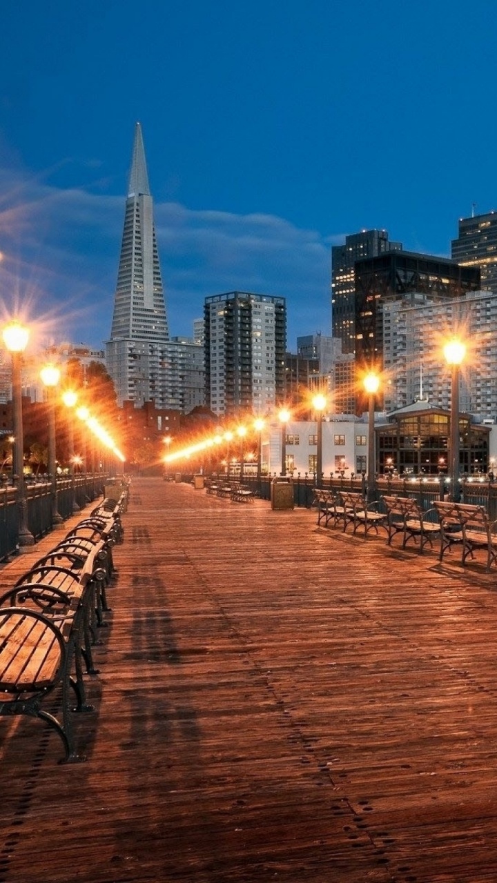 Chaises et Tables en Bois Marron Sur un Quai en Bois Marron Pendant la Nuit. Wallpaper in 720x1280 Resolution