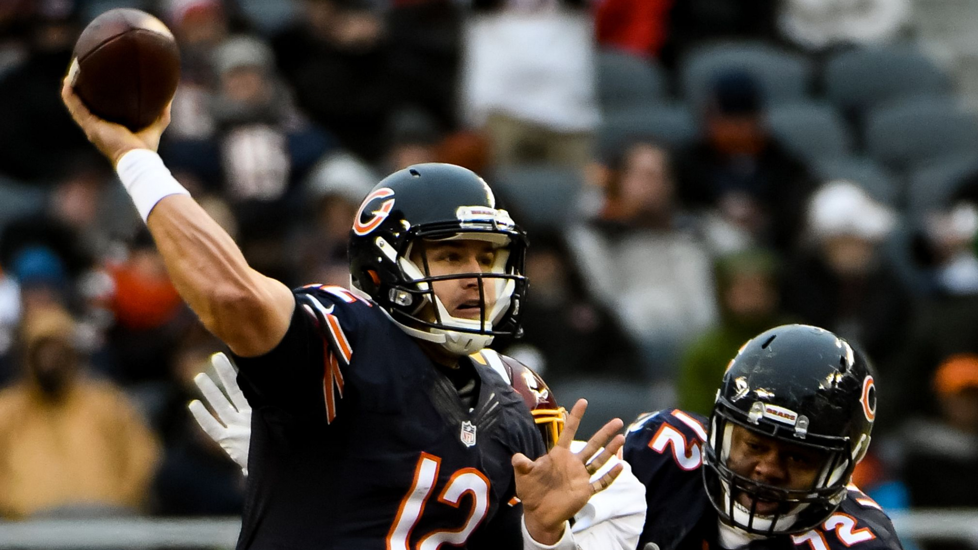 Fußballspieler im Schwarz-weißen Trikot. Wallpaper in 1920x1080 Resolution