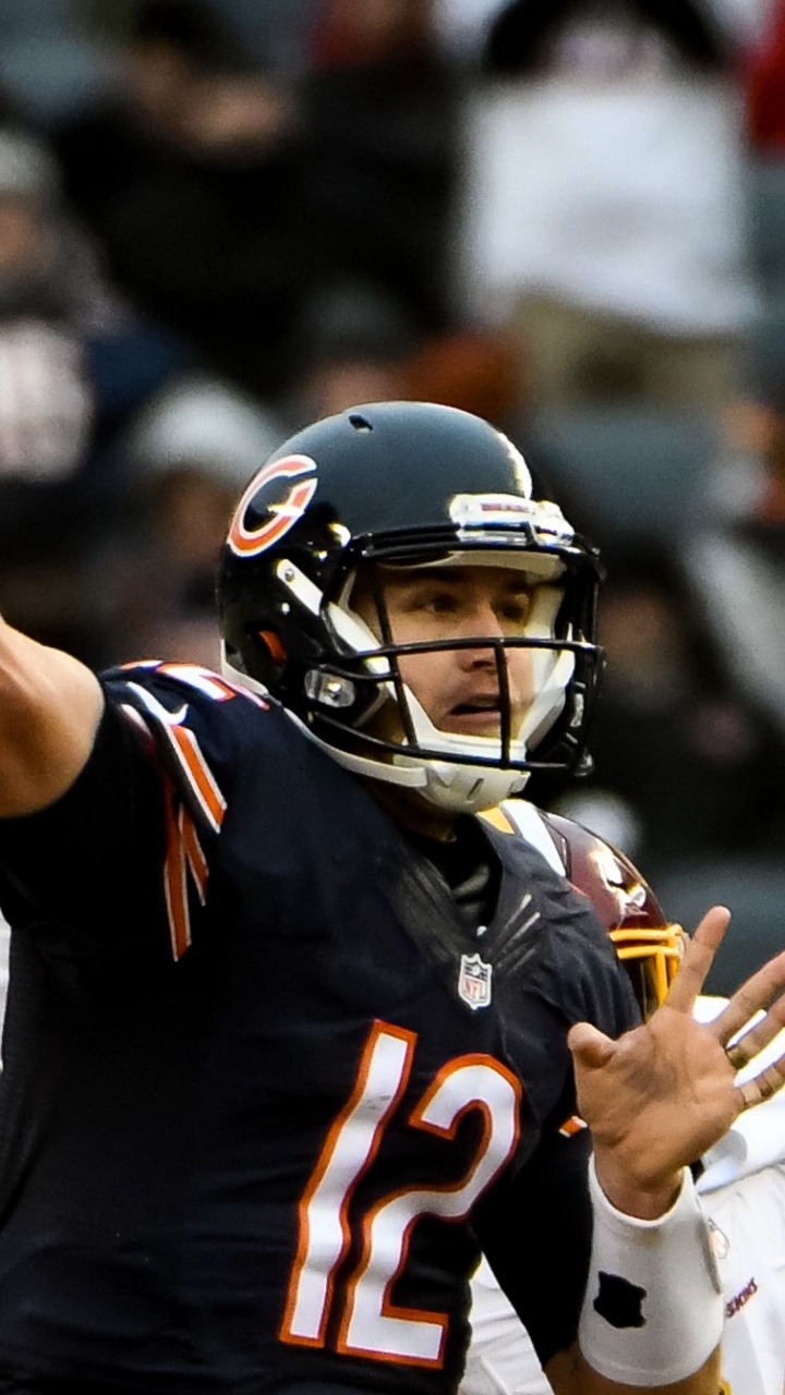 Fußballspieler im Schwarz-weißen Trikot. Wallpaper in 720x1280 Resolution