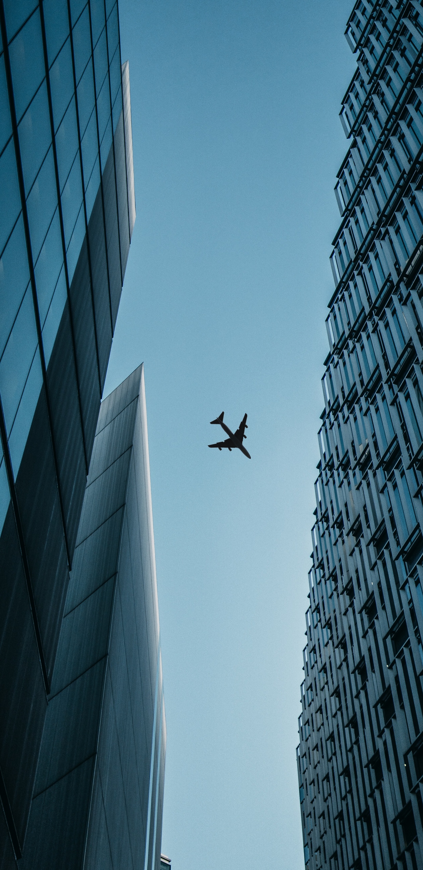 Avión Volando Sobre el Edificio Durante el Día.. Wallpaper in 1440x2960 Resolution