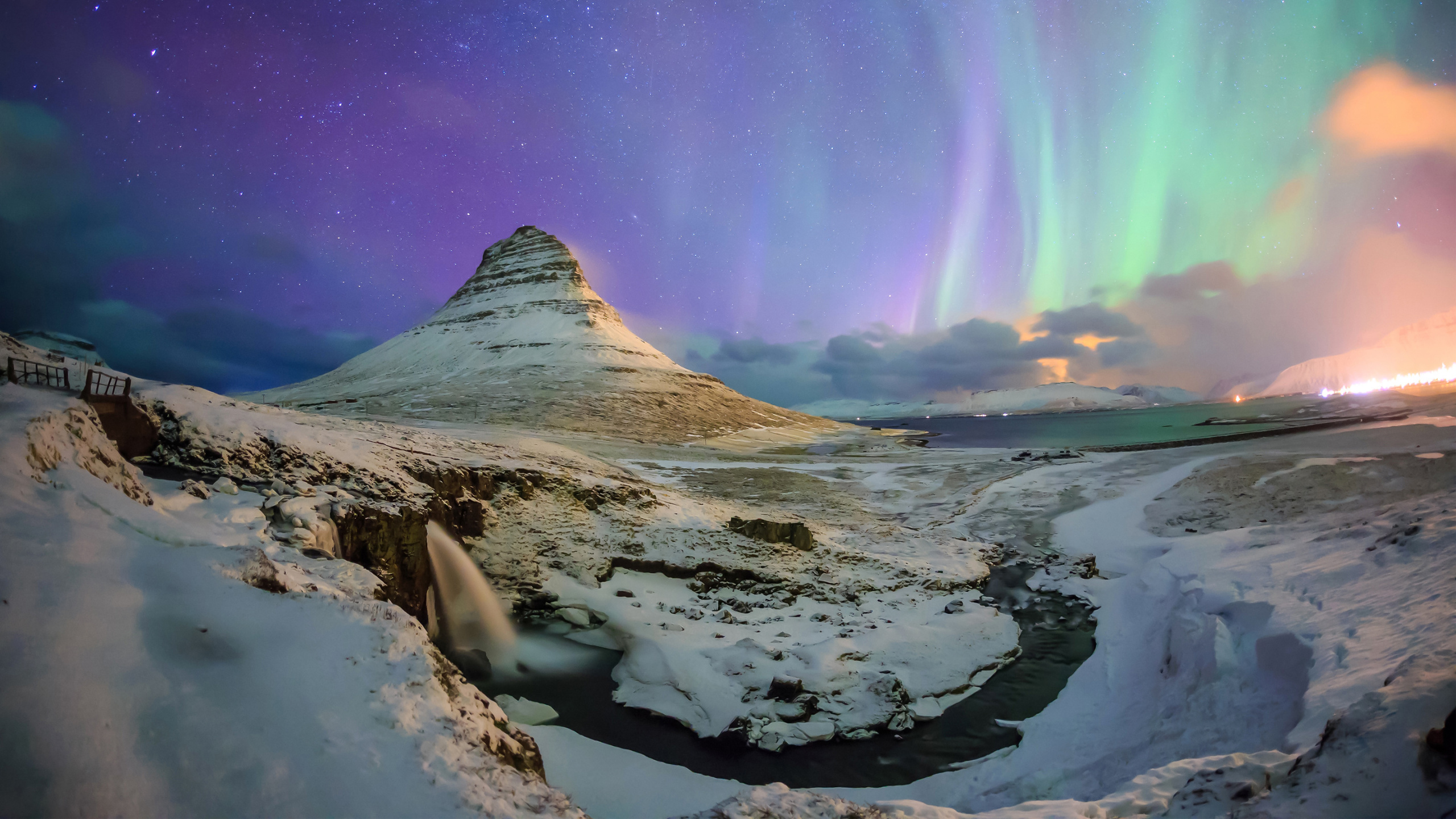 Montagne Couverte de Neige Sous un Ciel Vert. Wallpaper in 2560x1440 Resolution