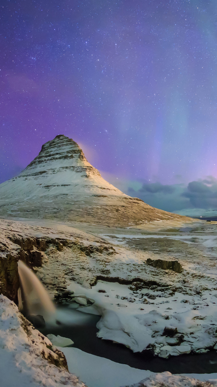 Montaña Cubierta de Nieve Bajo un Cielo Verde. Wallpaper in 750x1334 Resolution