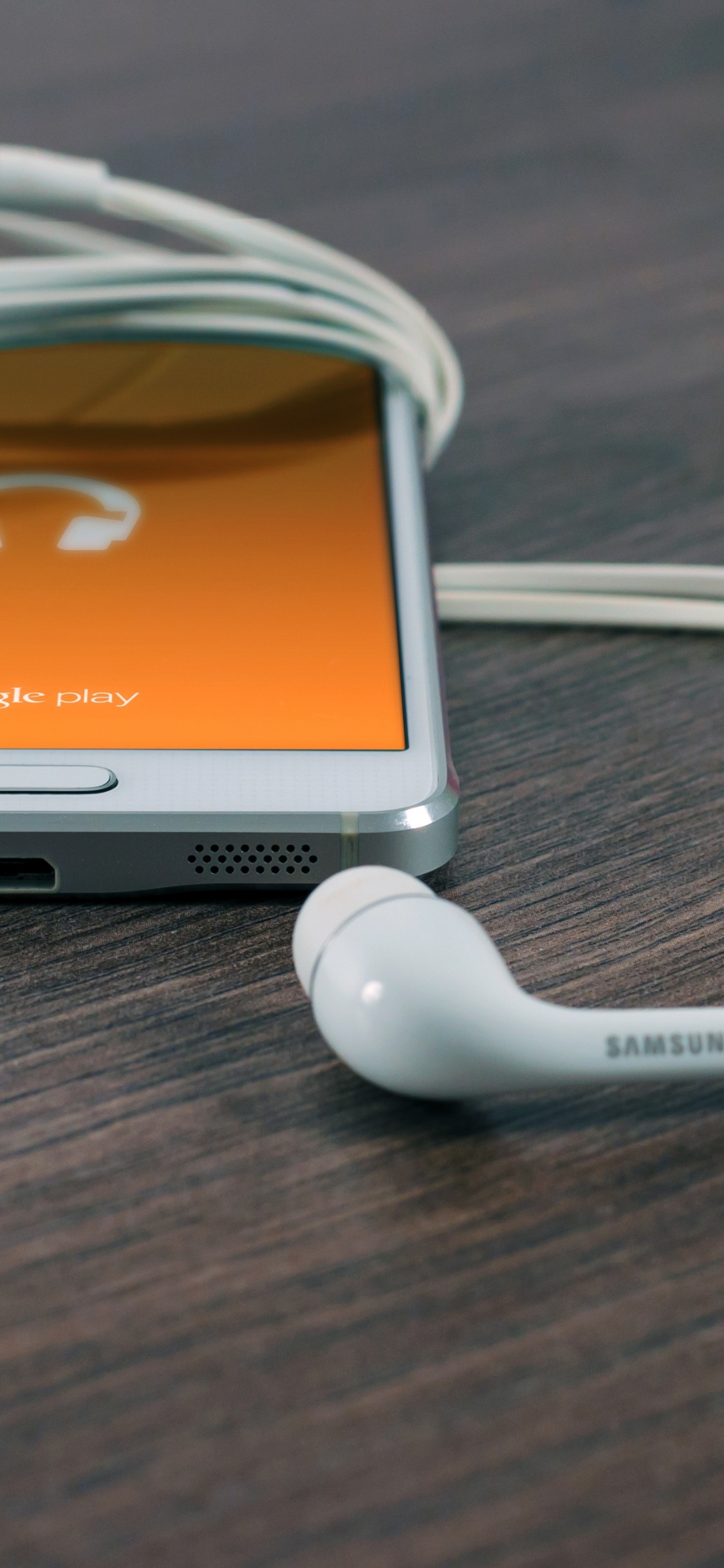 Weißes Samsung Android-Smartphone Mit Weißen Ohrhörern. Wallpaper in 1125x2436 Resolution