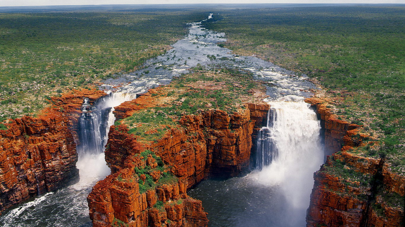 Cascades Sur la Montagne Rocheuse Brune Pendant la Journée. Wallpaper in 1366x768 Resolution