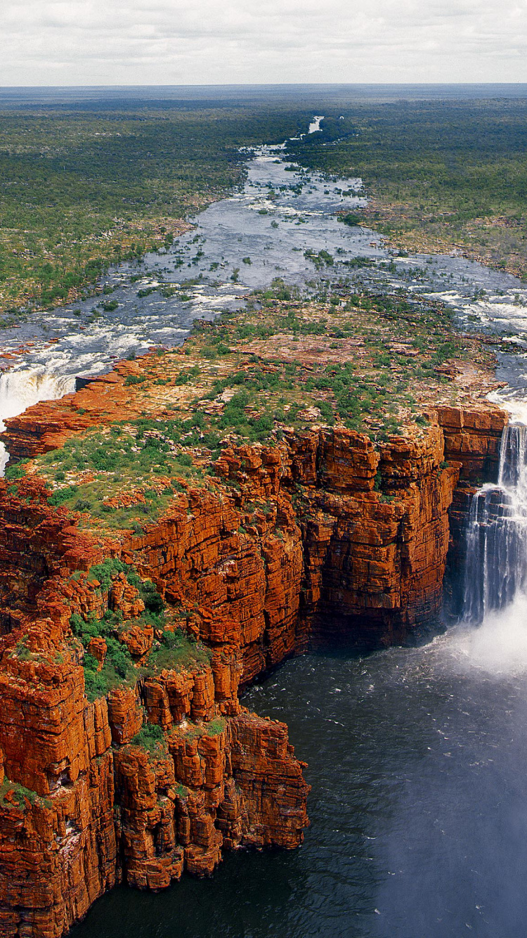 Cascades Sur la Montagne Rocheuse Brune Pendant la Journée. Wallpaper in 750x1334 Resolution