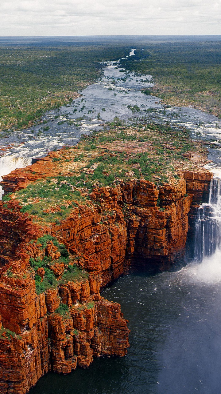 Cascadas en la Montaña Rocosa Marrón Durante el Día. Wallpaper in 720x1280 Resolution