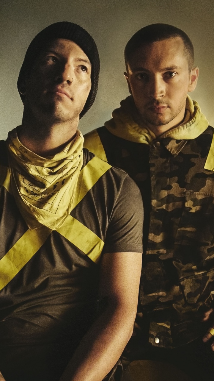 Twenty One Pilots, Trench, The Bandito Tour, Yellow, Night. Wallpaper in 720x1280 Resolution