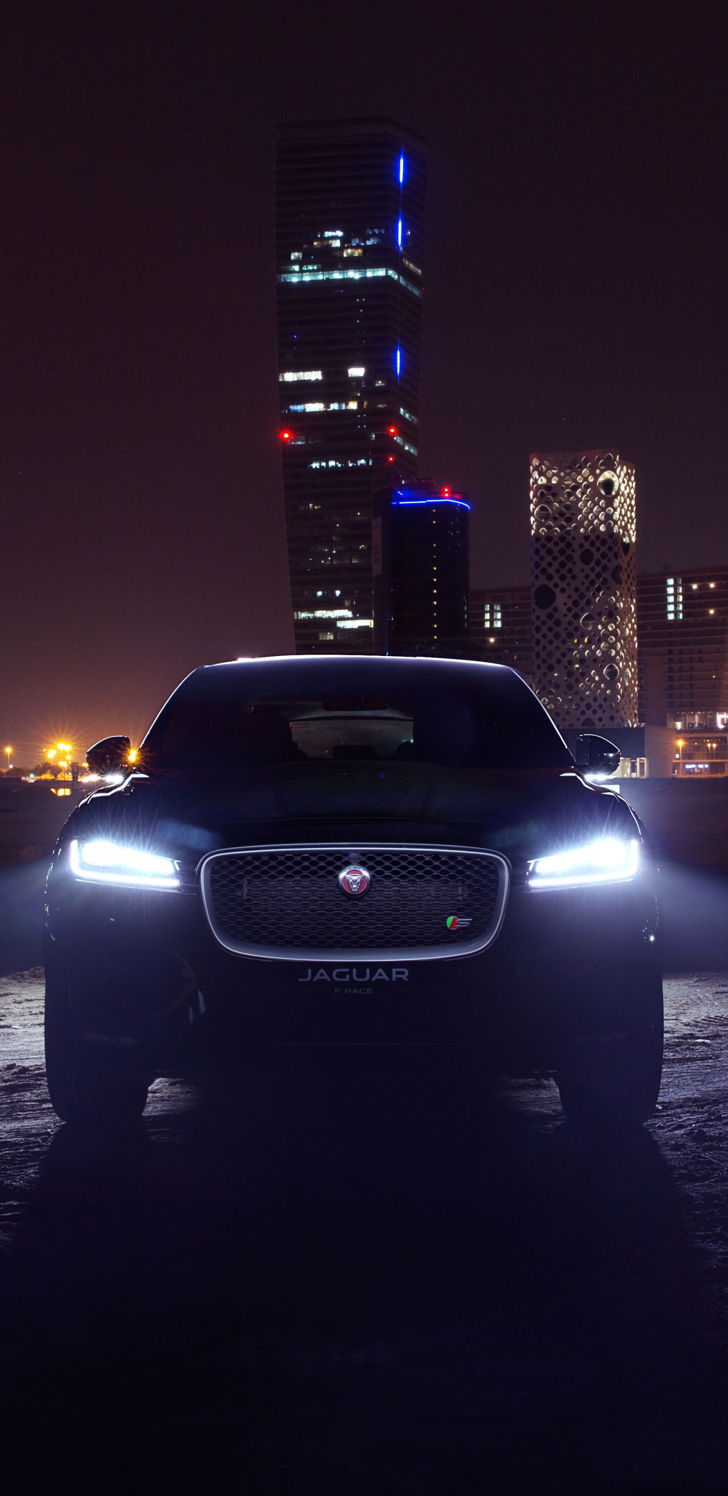 Weißes Auto Auf Schneebedeckter Straße Während Der Nachtzeit. Wallpaper in 1440x2960 Resolution