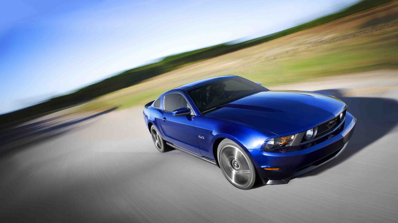 Porsche 911 Azul en la Carretera Durante el Día. Wallpaper in 1366x768 Resolution