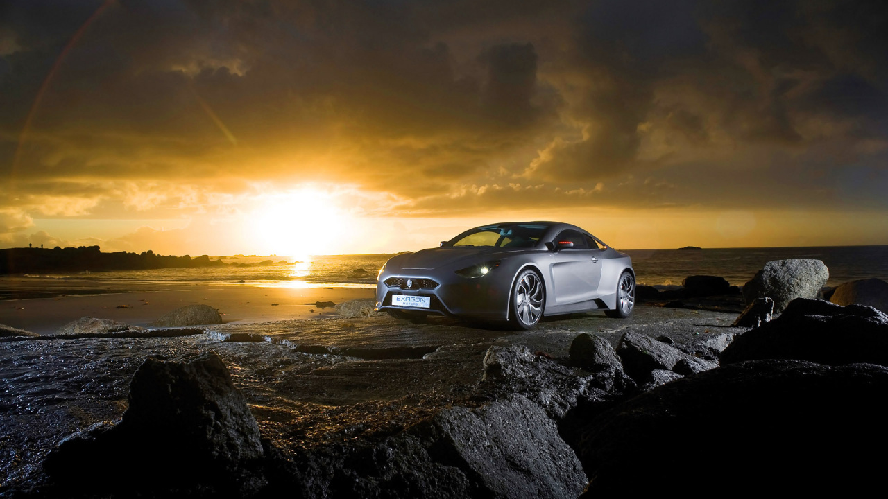 Silbernes Mercedes-benz-coupé am Strand Bei Sonnenuntergang. Wallpaper in 1280x720 Resolution