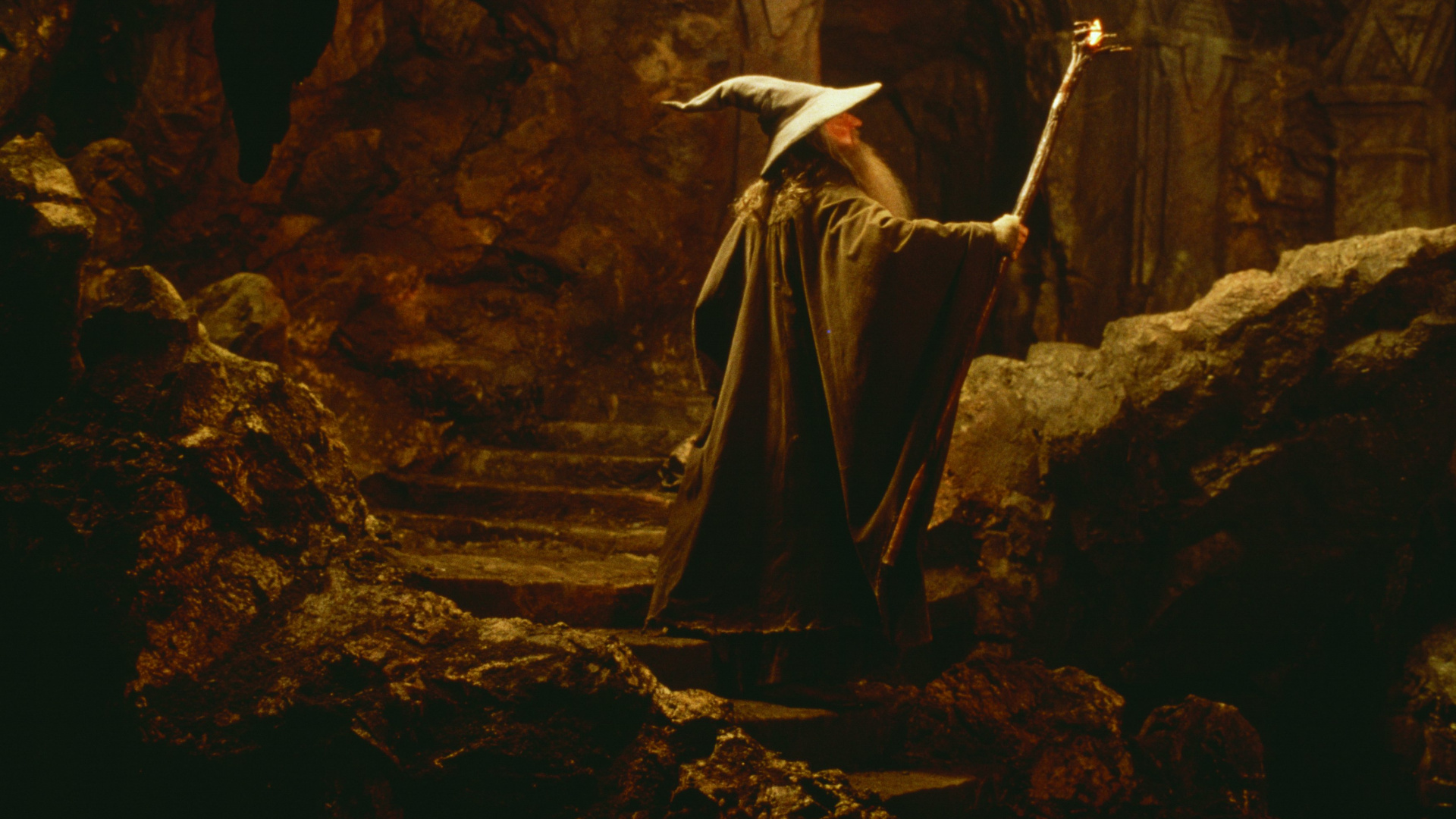 Frau im Schwarzen Kleid Steht Auf Braunem Felsen. Wallpaper in 1920x1080 Resolution