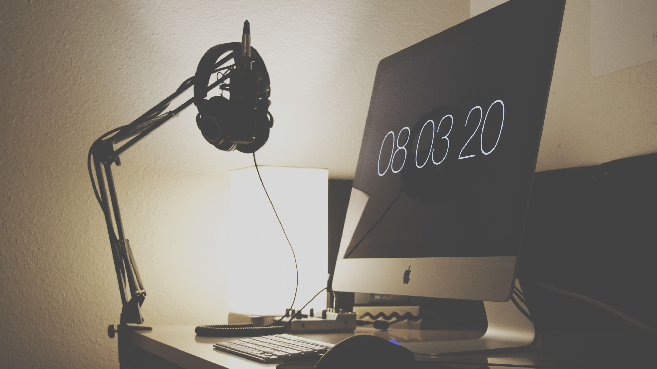 Silver Imac on Brown Wooden Desk. Wallpaper in 2560x1440 Resolution