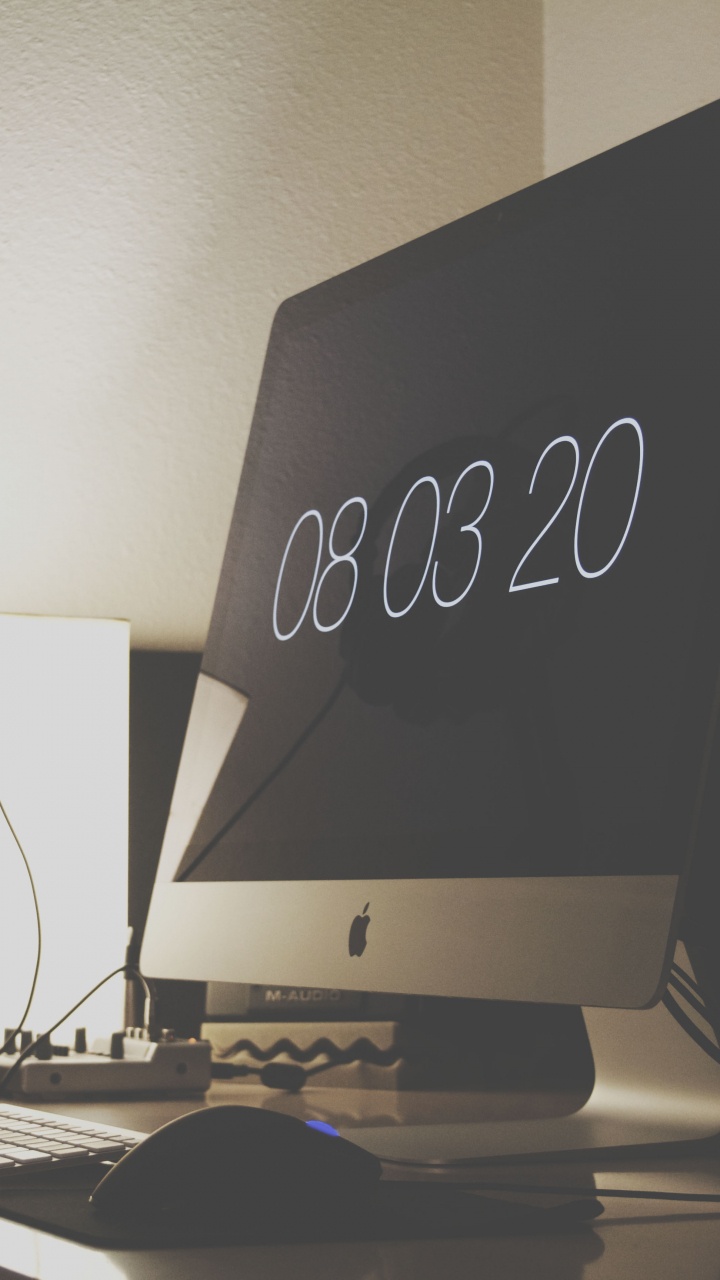 Silver Imac on Brown Wooden Desk. Wallpaper in 720x1280 Resolution