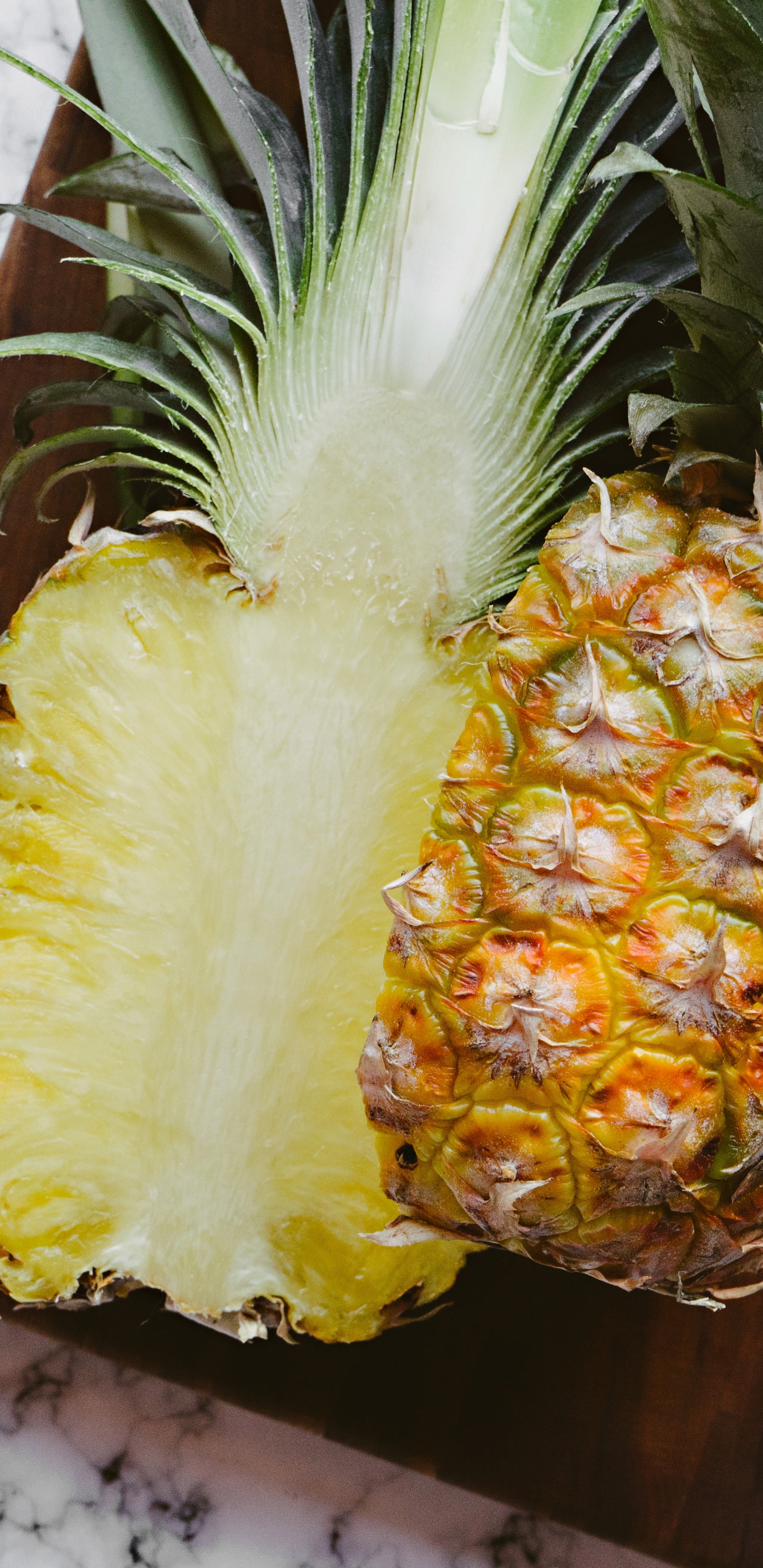 Gelbe Und Grüne Ananasfrucht. Wallpaper in 1440x2960 Resolution