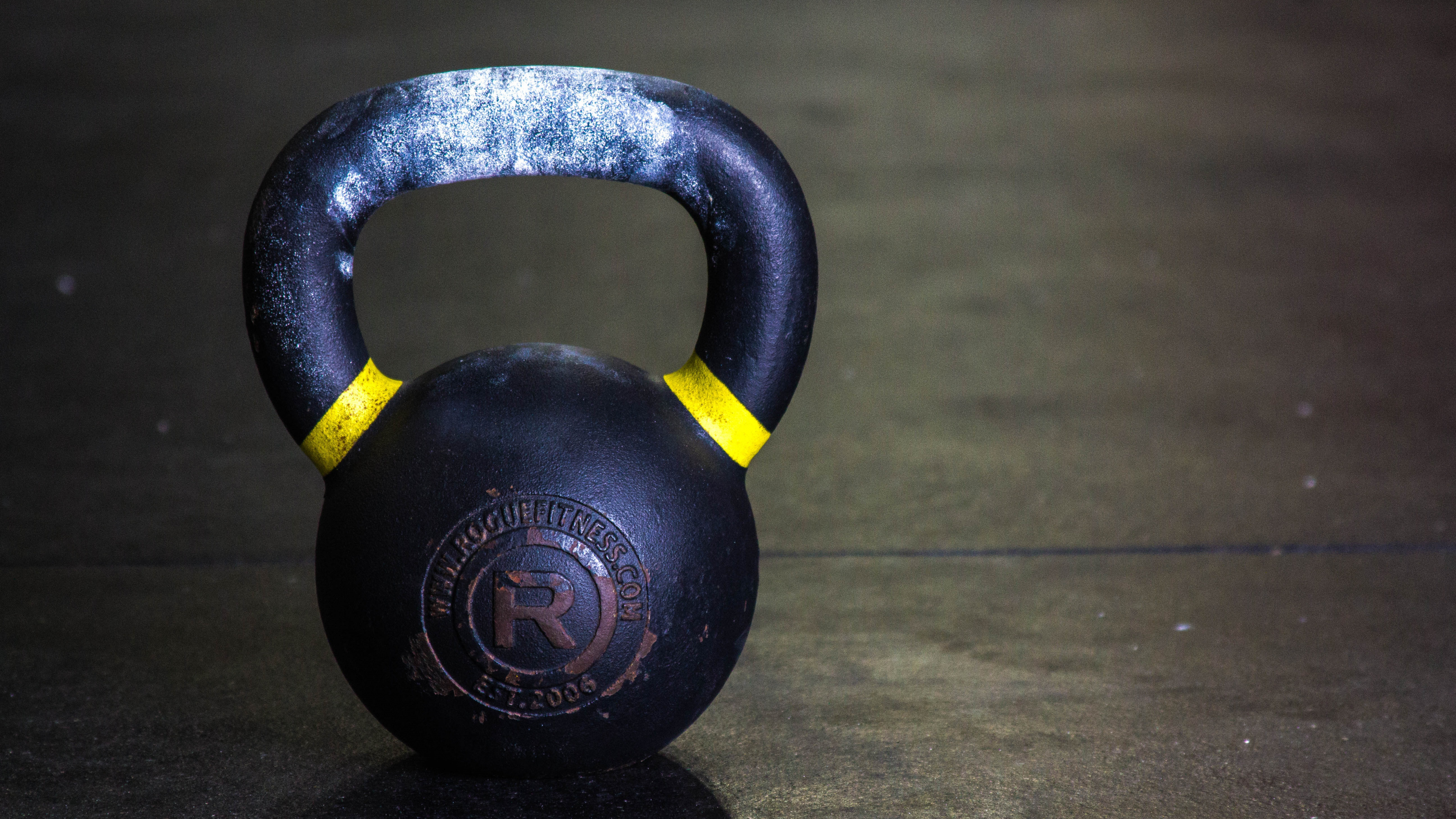 Black Kettle Bell on Brown Wooden Table. Wallpaper in 3840x2160 Resolution