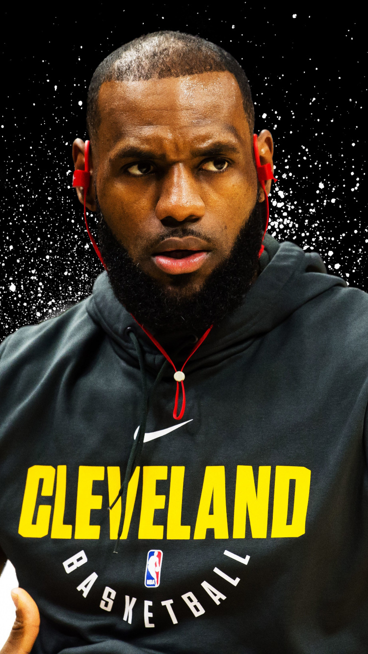 Mann im Schwarz-gelben T-Shirt Mit Rundhalsausschnitt. Wallpaper in 750x1334 Resolution