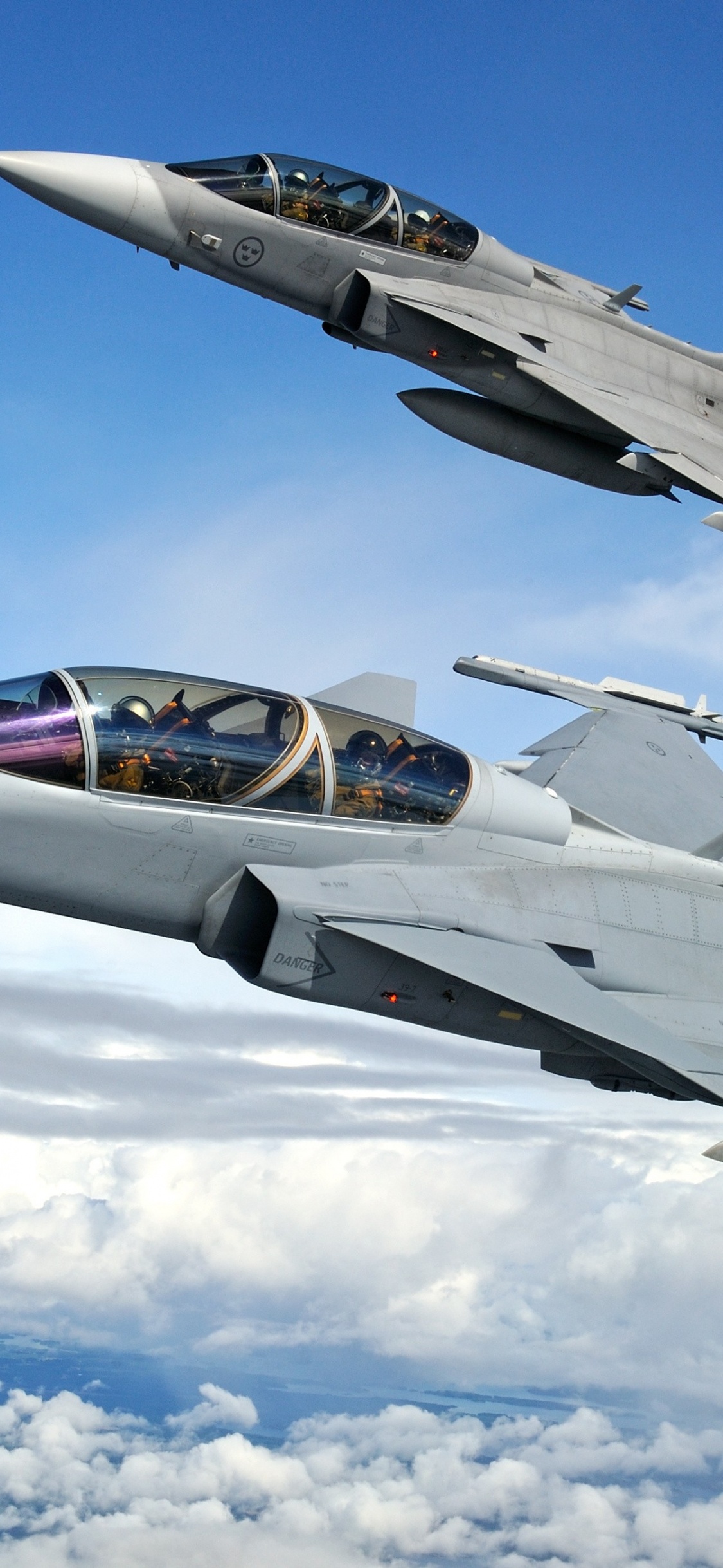 Grauer Kampfjet, Der Tagsüber am Himmel Fliegt. Wallpaper in 1125x2436 Resolution