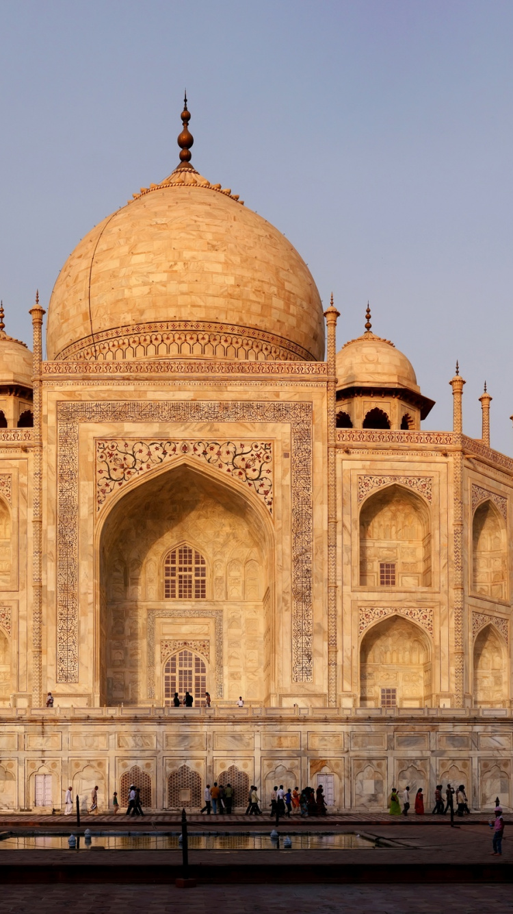 Bâtiment en Béton Brun Pendant la Journée. Wallpaper in 750x1334 Resolution