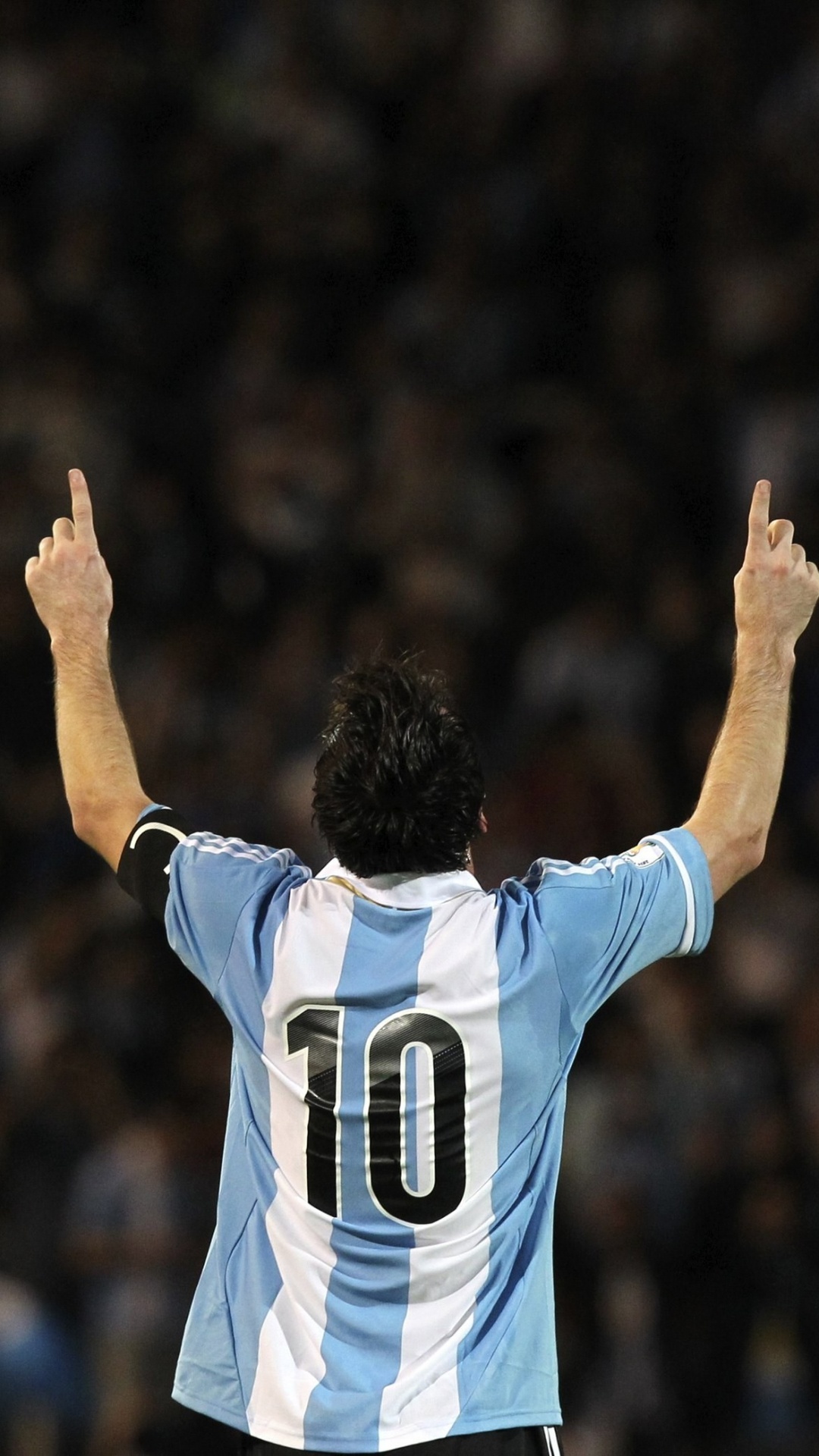 Hombre Con Camisa de Jersey Blanca y Negra Levantando Las Manos. Wallpaper in 1080x1920 Resolution