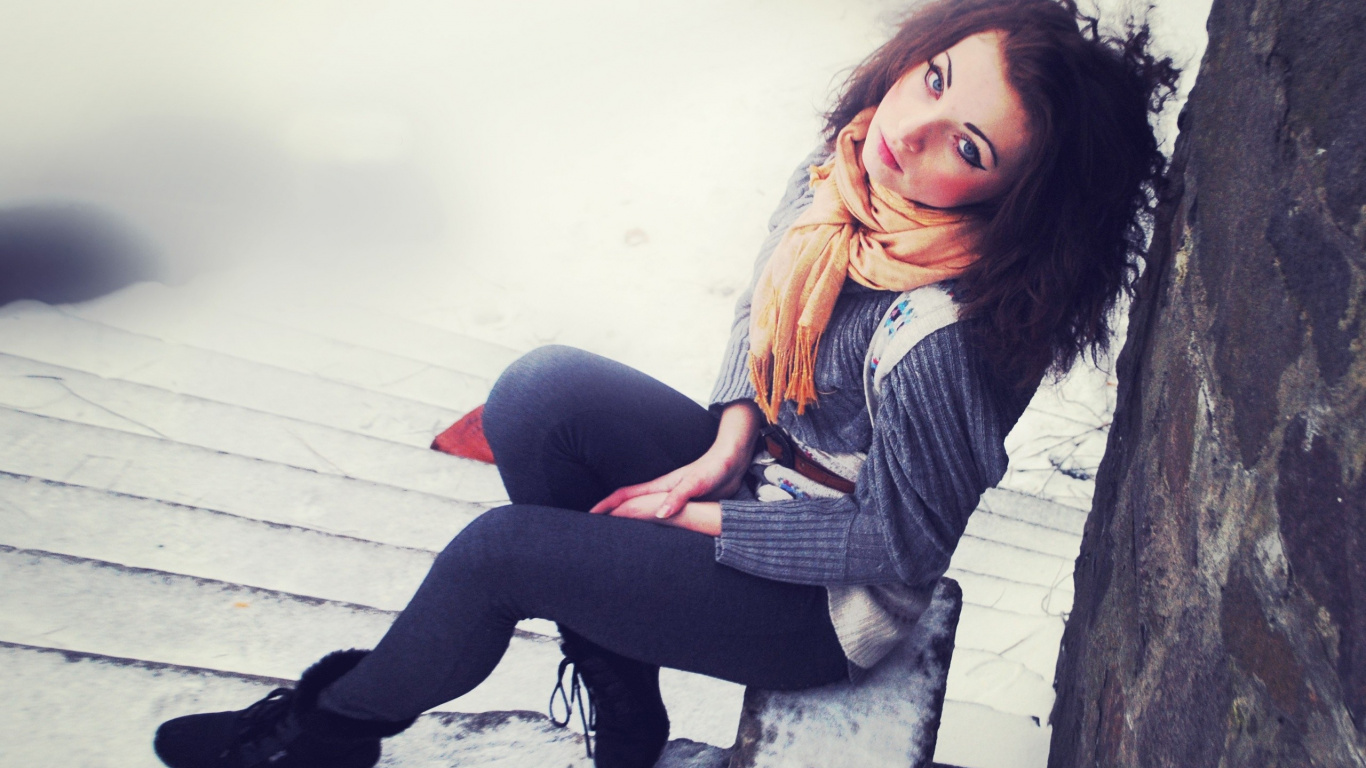 Schönheit, Sitzecke, Frau, Mädchen, Schwarze Haare. Wallpaper in 1366x768 Resolution