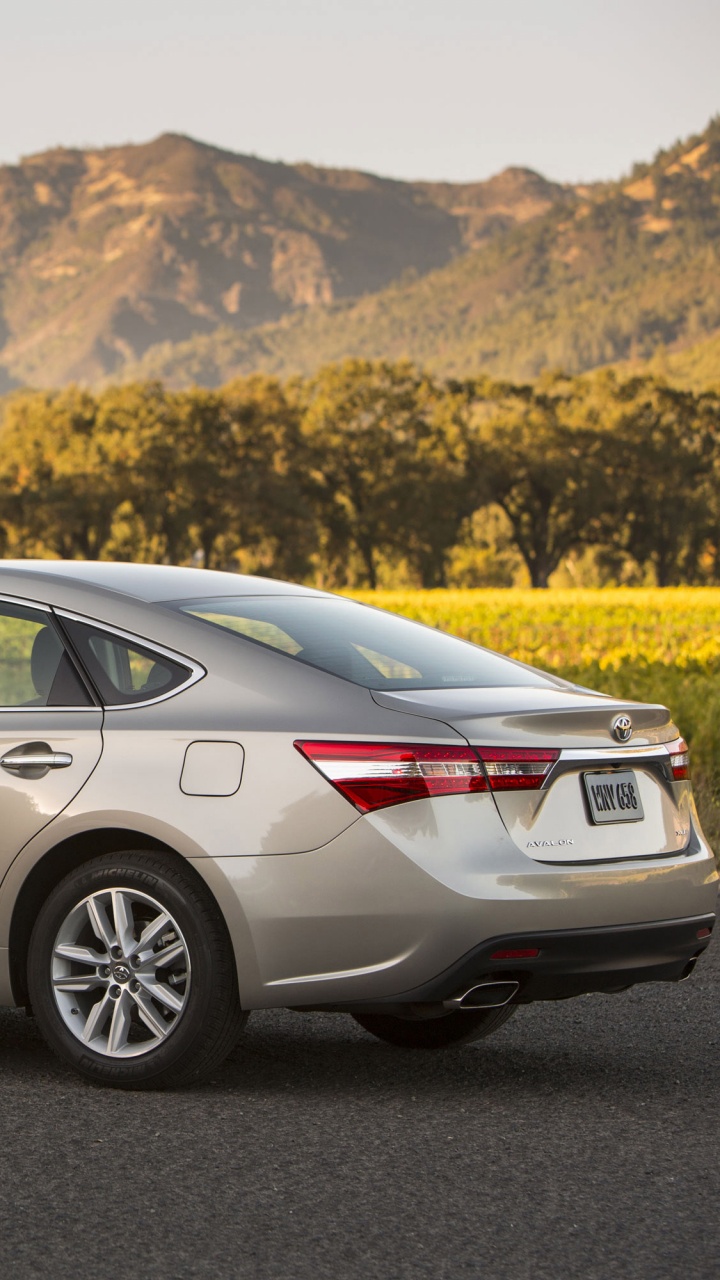 Plata Mercedes Benz Clase c en la Carretera de Asfalto Gris Durante el Día. Wallpaper in 720x1280 Resolution