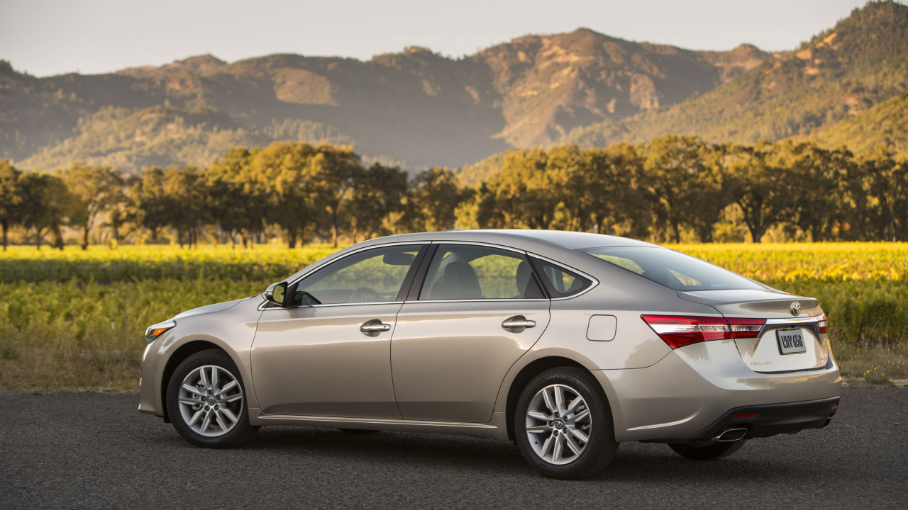Silver Mercedes Benz c Class on Gray Asphalt Road During Daytime. Wallpaper in 1280x720 Resolution