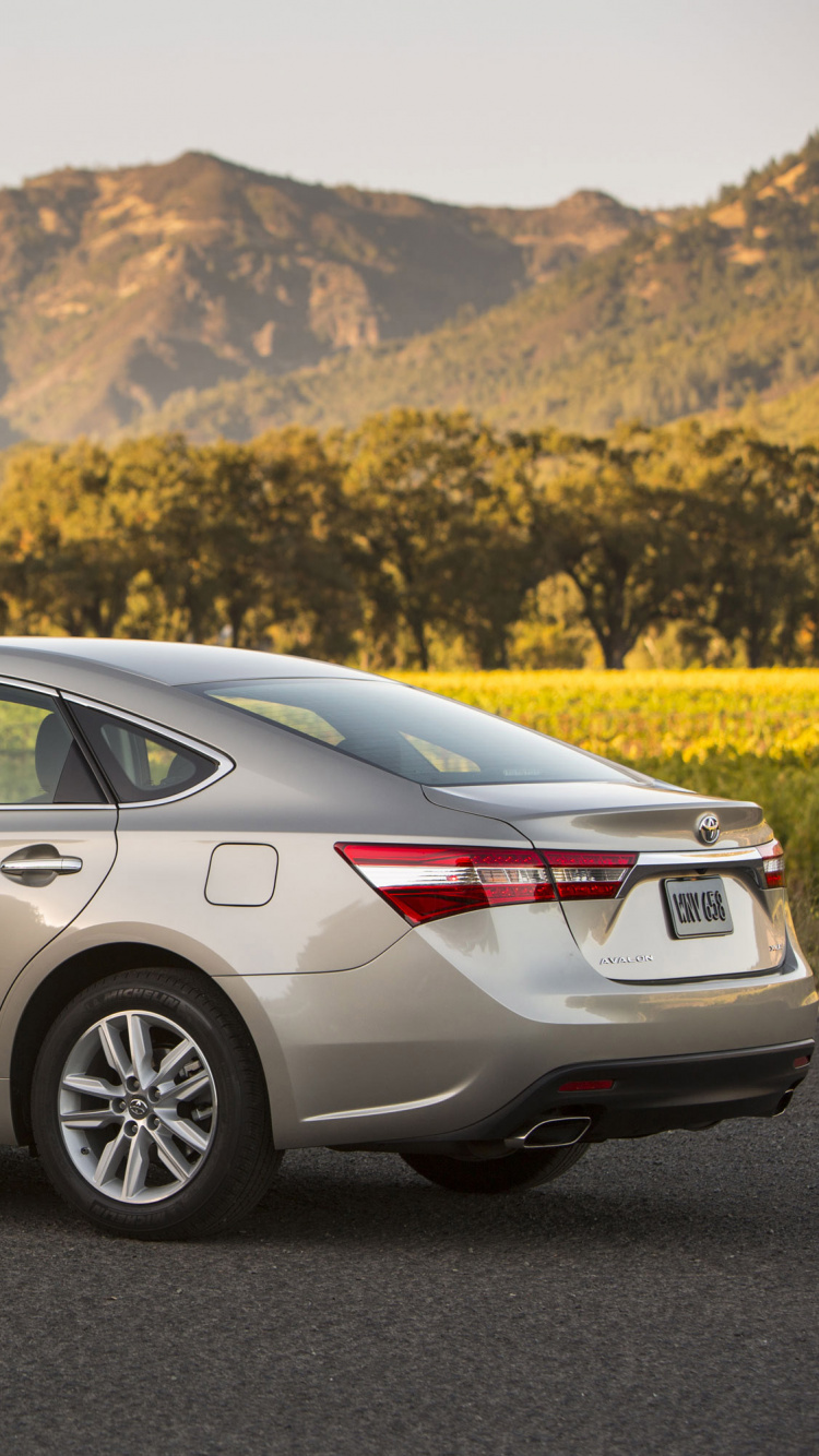 Argent Mercedes Benz Classe c Sur Route Goudronnée Grise Pendant la Journée. Wallpaper in 750x1334 Resolution