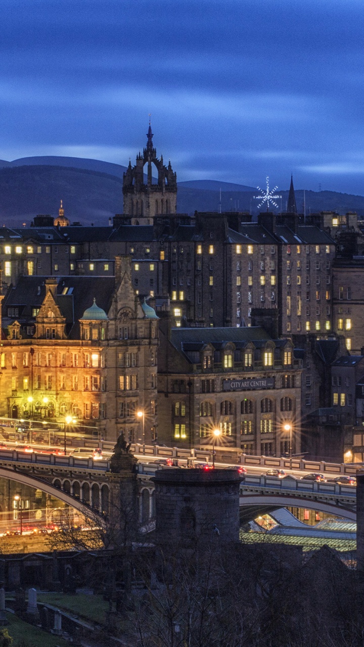 Braunes Betongebäude in Der Nacht. Wallpaper in 720x1280 Resolution