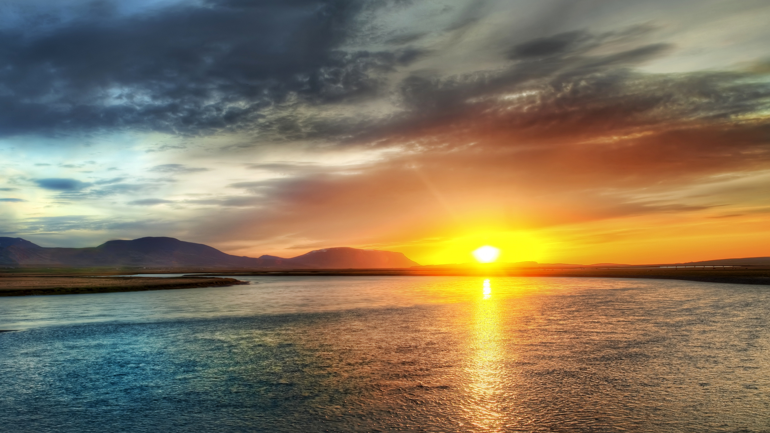 Plan D'eau au Coucher du Soleil. Wallpaper in 2560x1440 Resolution