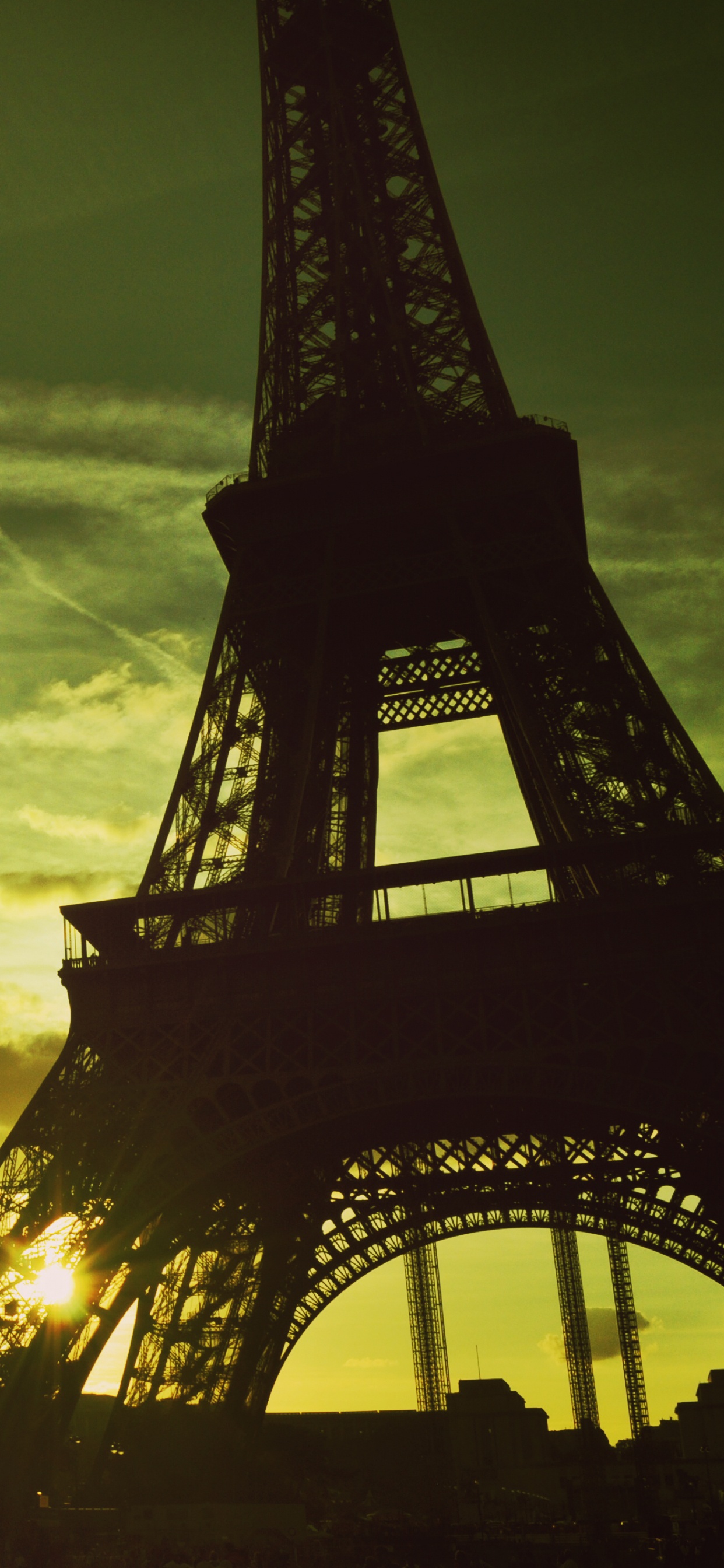 Silhouette de la Tour Eiffel Sous Ciel Nuageux. Wallpaper in 1242x2688 Resolution