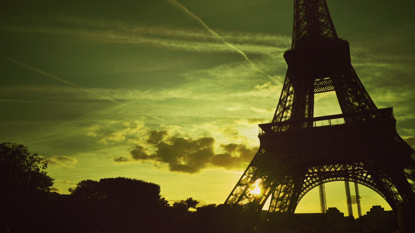 Silhouette de la Tour Eiffel Sous Ciel Nuageux. Wallpaper in 1366x768 Resolution