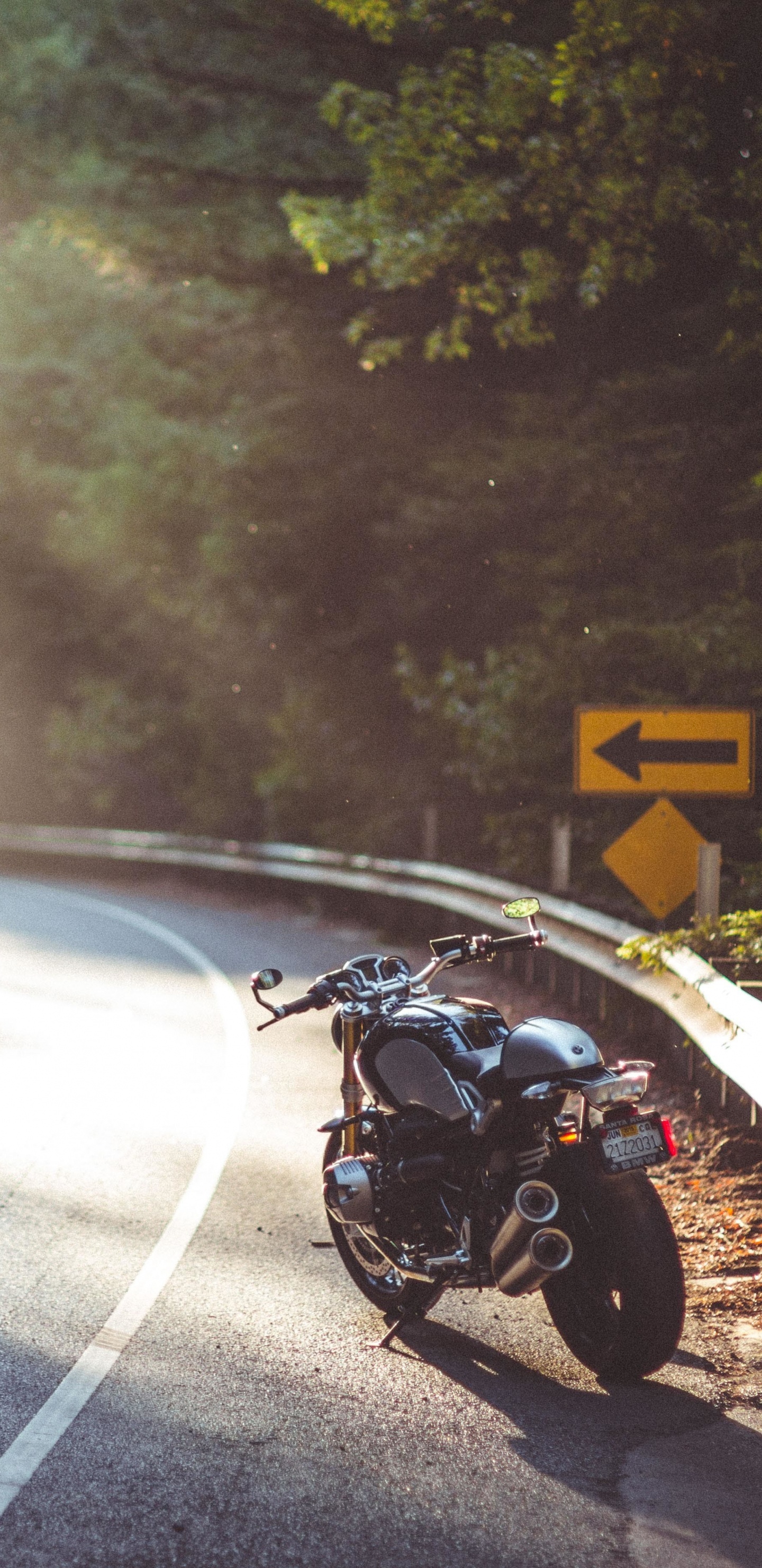 Motocicleta Negra en la Carretera Durante el Día. Wallpaper in 1440x2960 Resolution