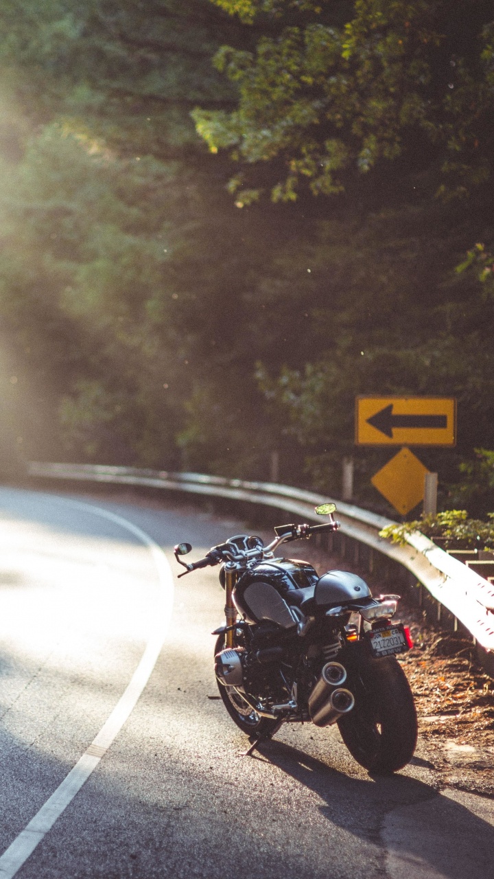 Motocicleta Negra en la Carretera Durante el Día. Wallpaper in 720x1280 Resolution