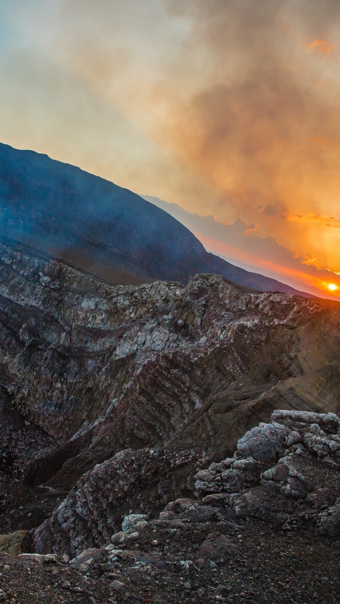 Montagne Grise Sous Des Nuages Gris Pendant la Journée. Wallpaper in 1080x1920 Resolution