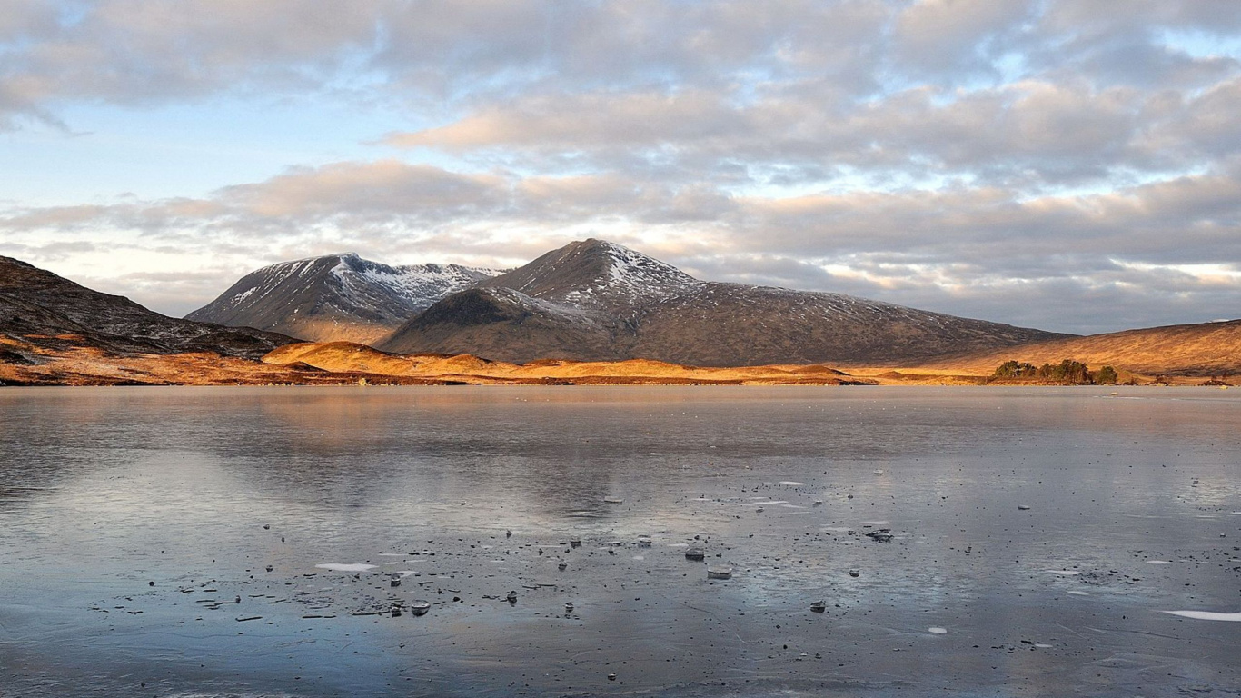 Montagnes Brunes et Blanches Sous Des Nuages Blancs Pendant la Journée. Wallpaper in 1366x768 Resolution
