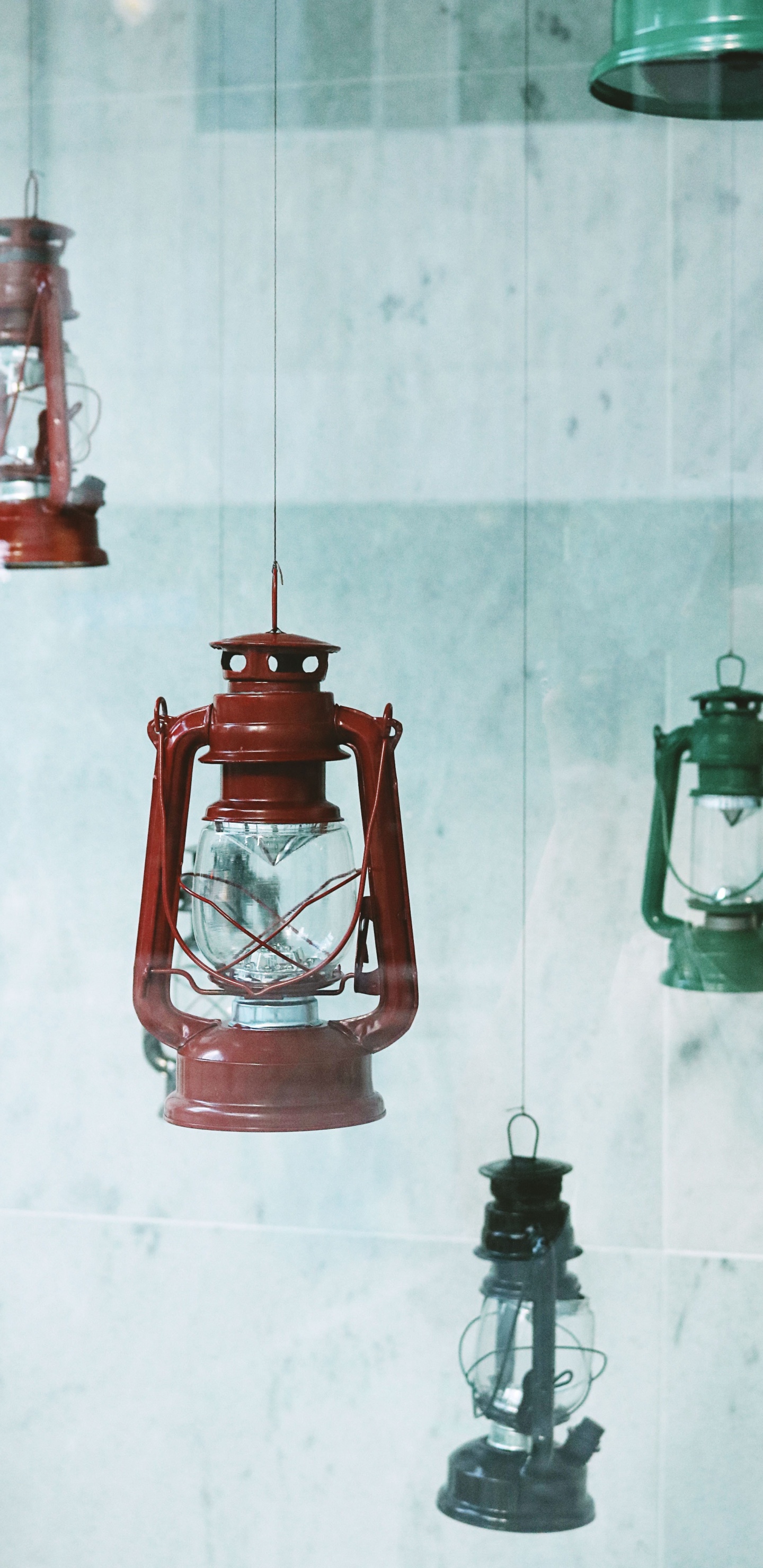 Rote Grüne Und Schwarze Laterne. Wallpaper in 1440x2960 Resolution