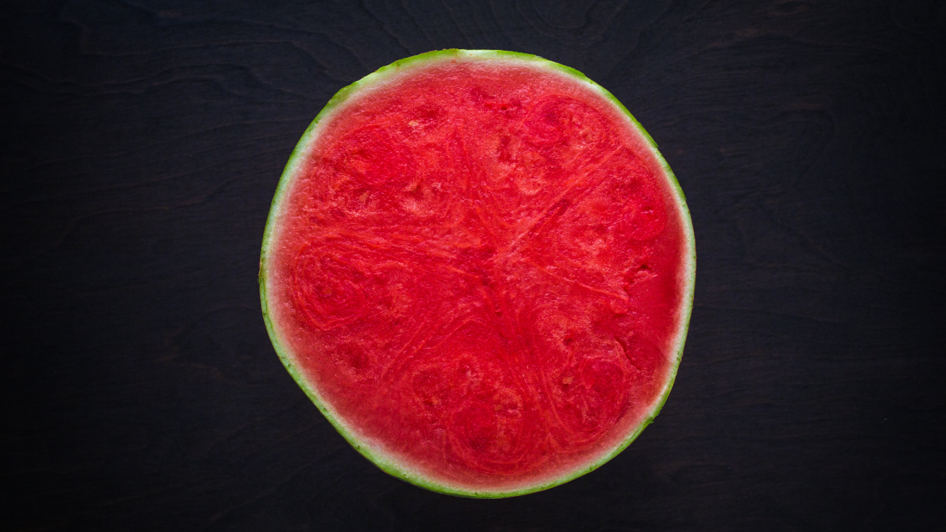 Geschnittene Wassermelone Auf Schwarzem Holztisch. Wallpaper in 1366x768 Resolution