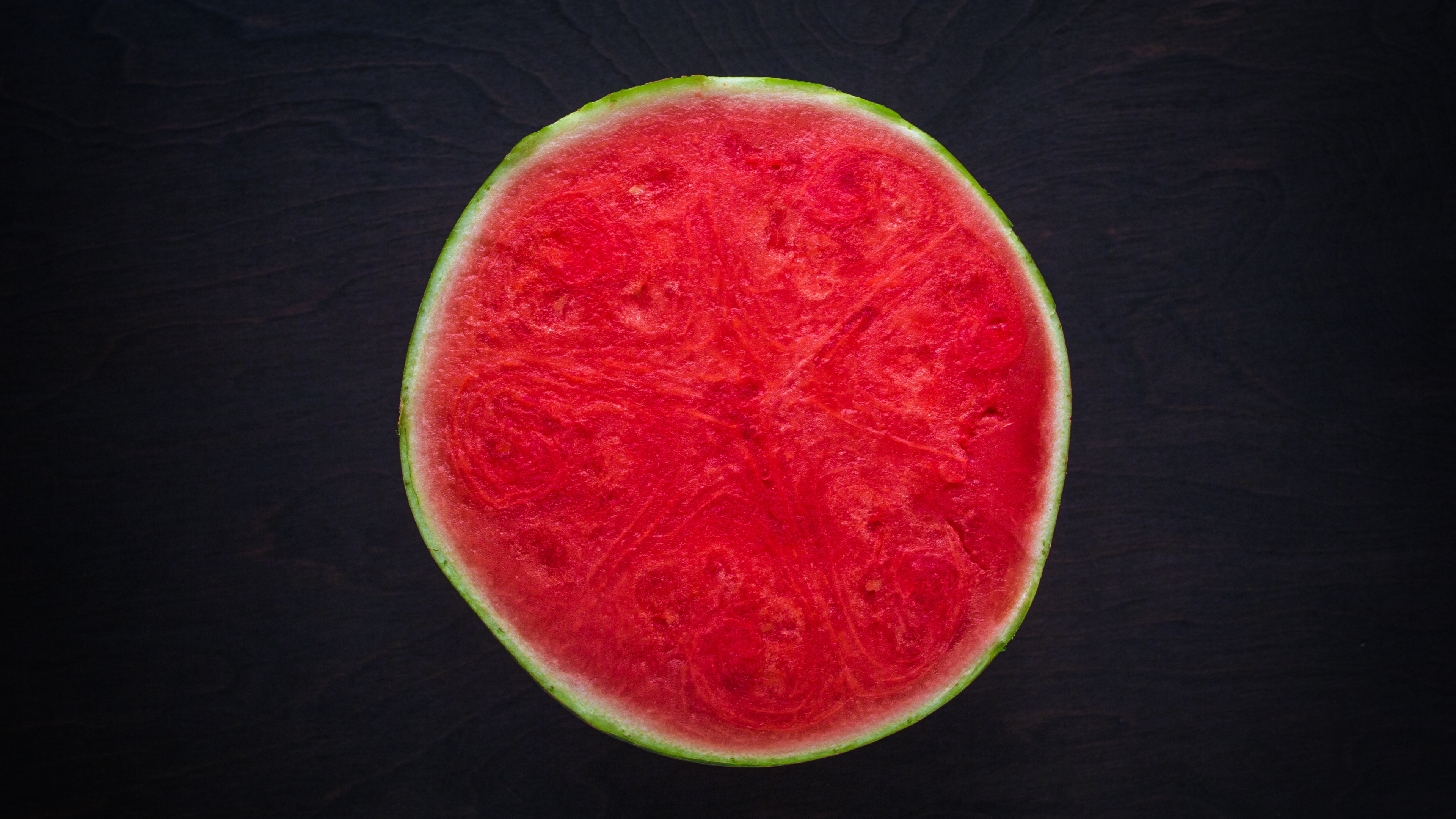 Geschnittene Wassermelone Auf Schwarzem Holztisch. Wallpaper in 3840x2160 Resolution