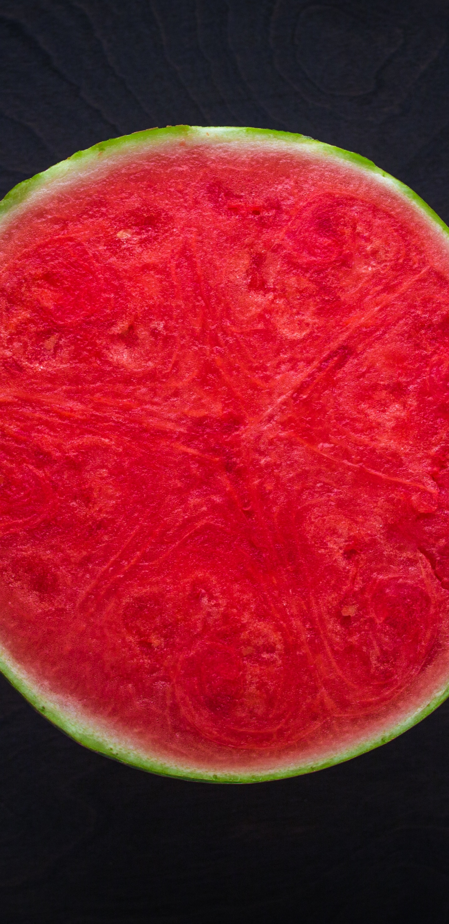 Pastèque en Tranches Sur Table en Bois Noir. Wallpaper in 1440x2960 Resolution
