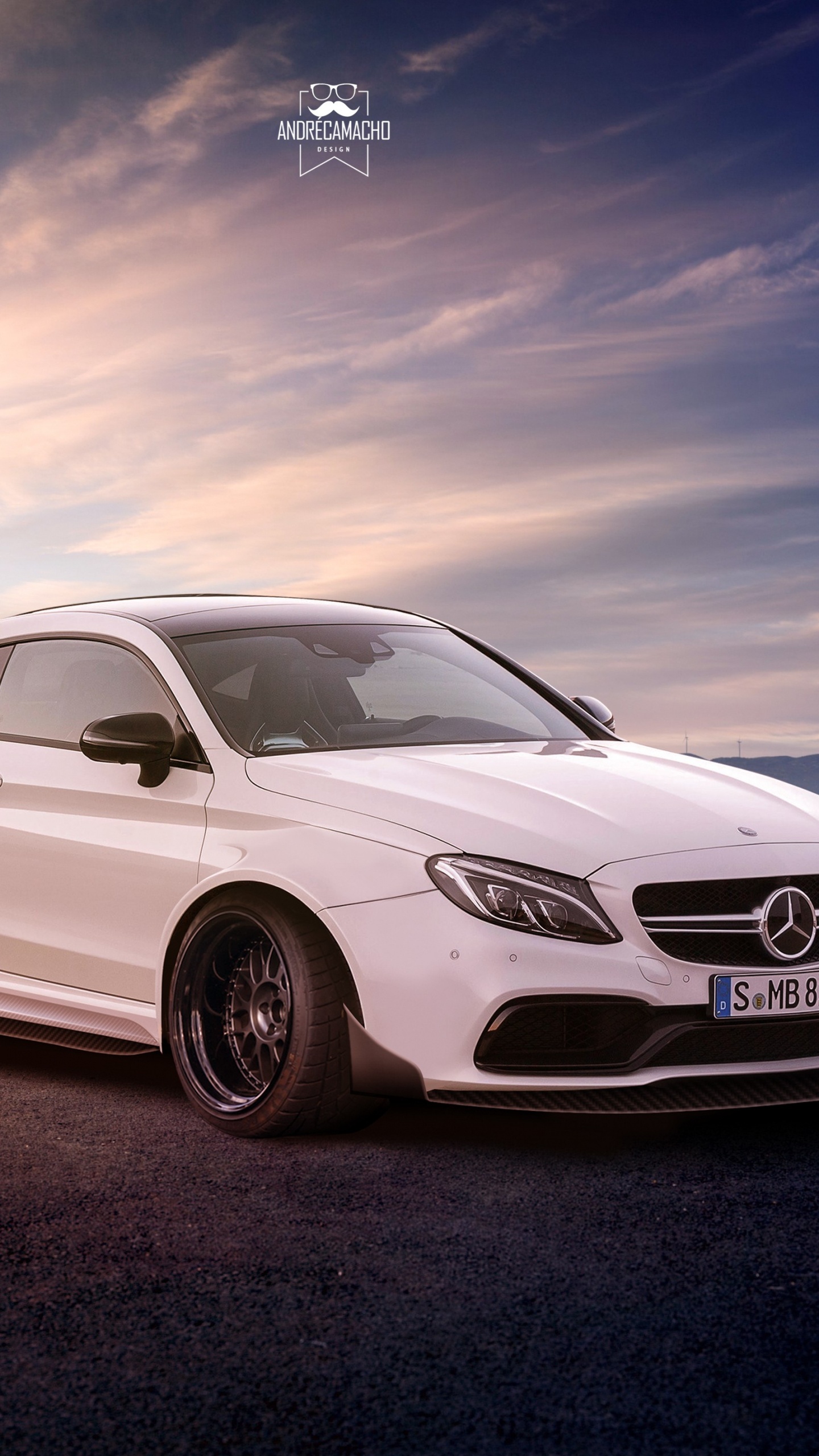 Weiße Mercedes-Benz C-Klasse Auf Grauem Sand Tagsüber Sand. Wallpaper in 1440x2560 Resolution