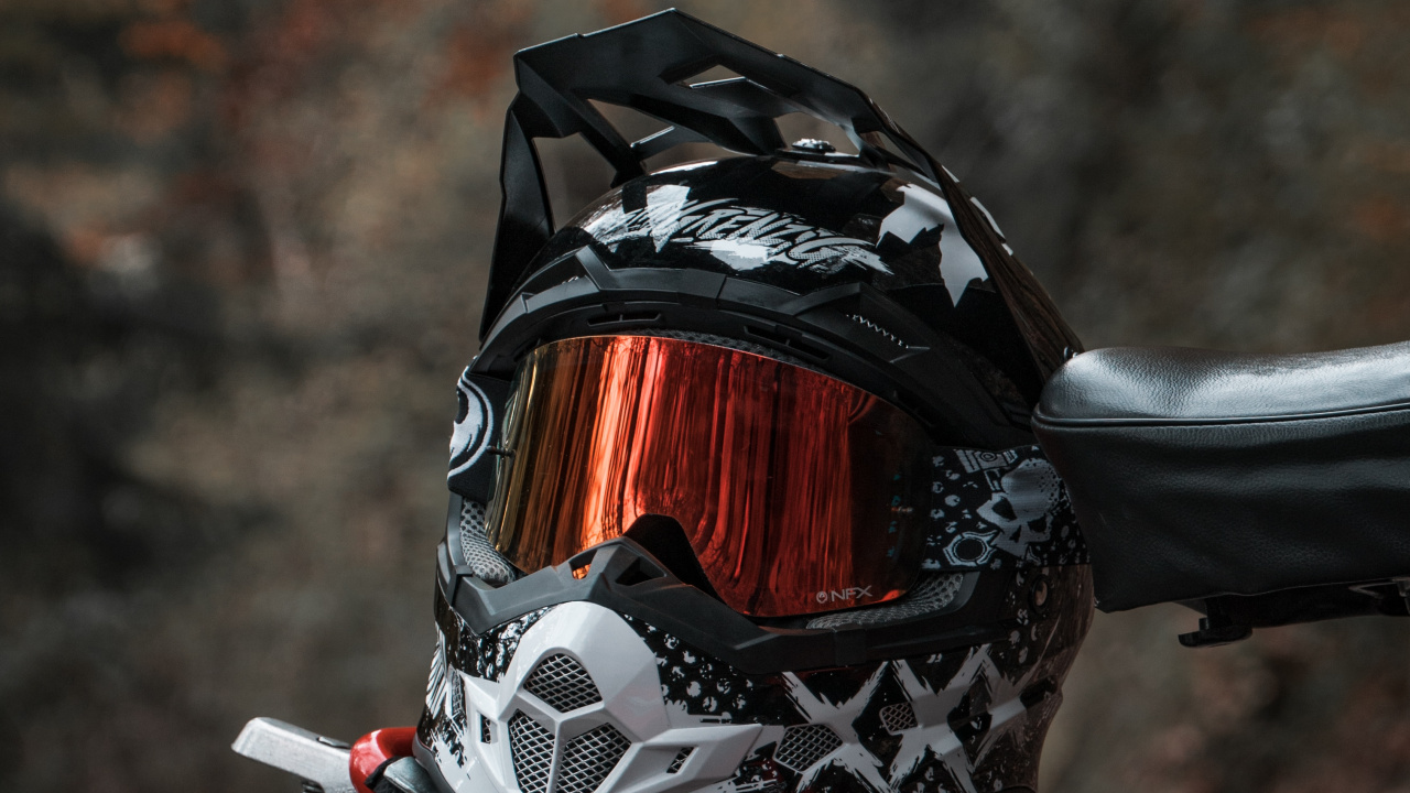 Casque de Moto Noir et Blanc Sur Moto Rouge et Noir. Wallpaper in 1280x720 Resolution